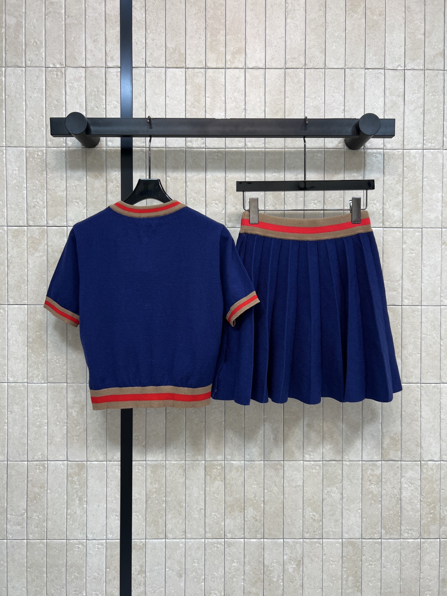 26春夏新款 logo刺绣针织短袖套装 短袖+百褶裙 白色纯棉T恤配红棕条纹 胸前双C刺绣超有辨识度！裙