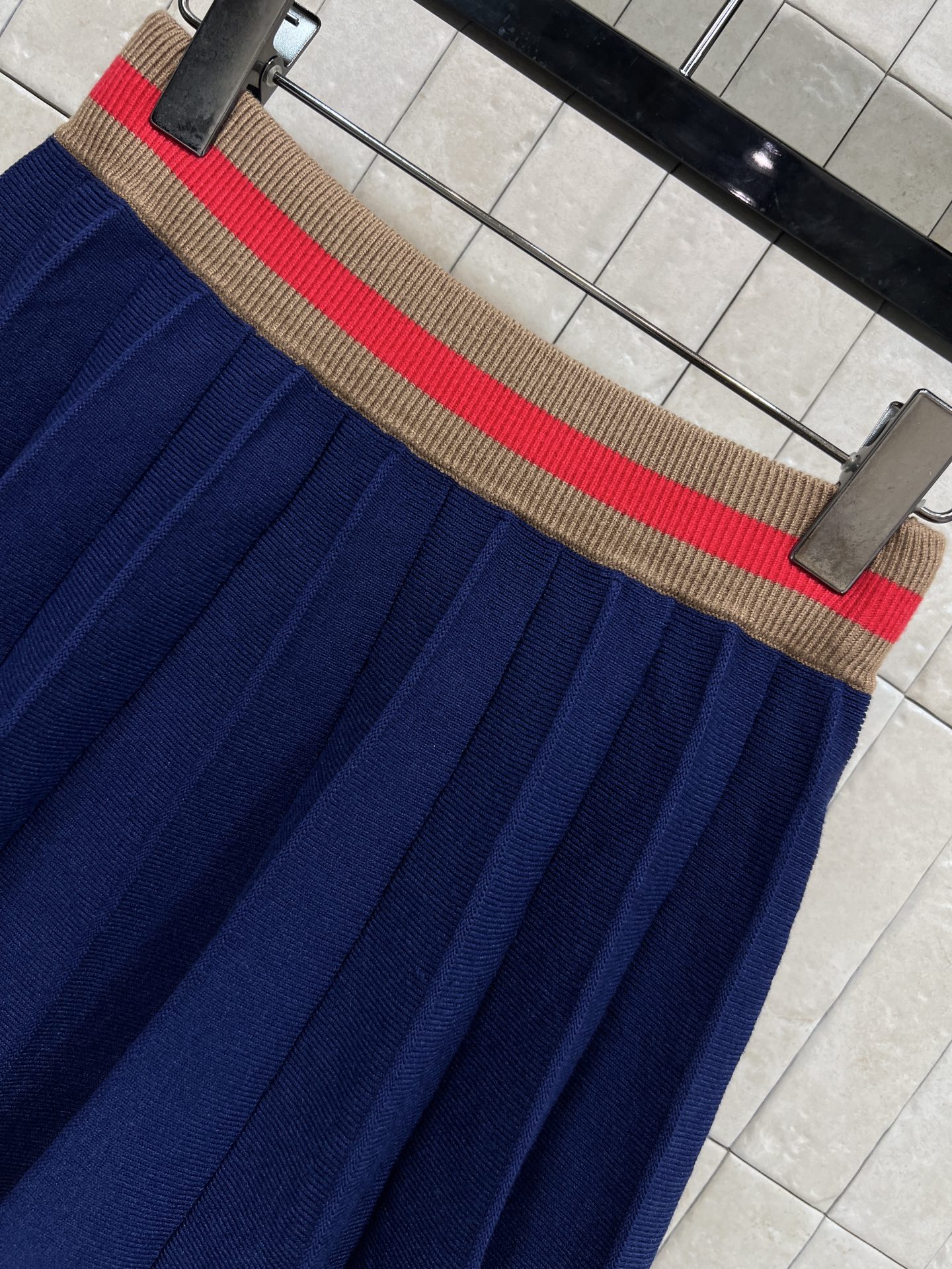 26春夏新款 logo刺绣针织短袖套装 短袖+百褶裙 白色纯棉T恤配红棕条纹 胸前双C刺绣超有辨识度！裙