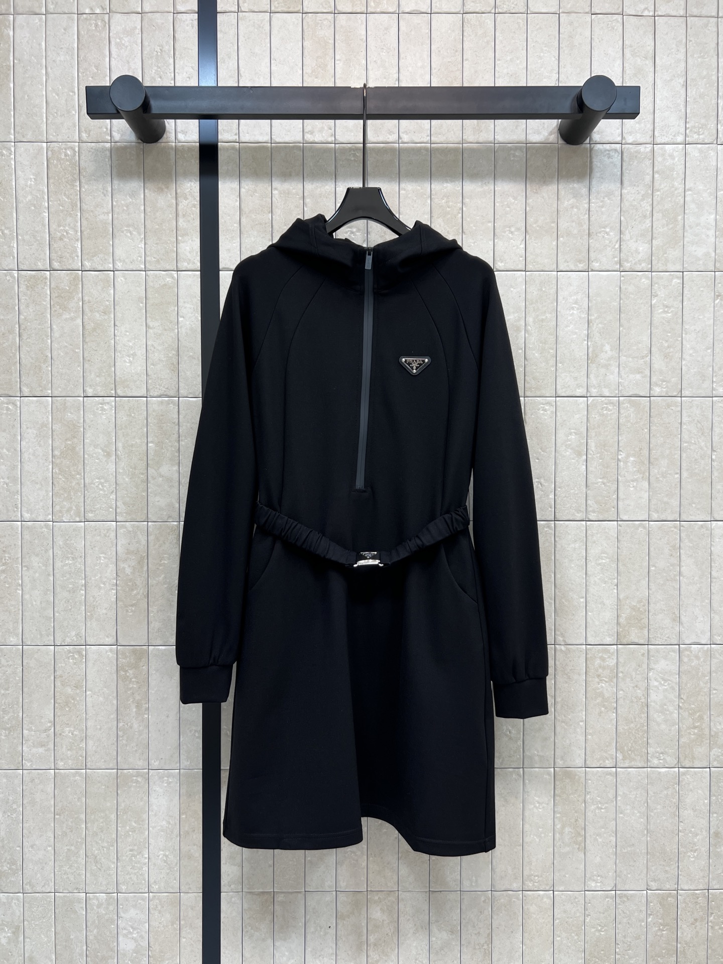 PD家 26春夏新款 三角标连帽拼接连衣裙外套 黑色针织空气棉面料 柔软又挺括 秋冬穿超合适！连帽+双拉