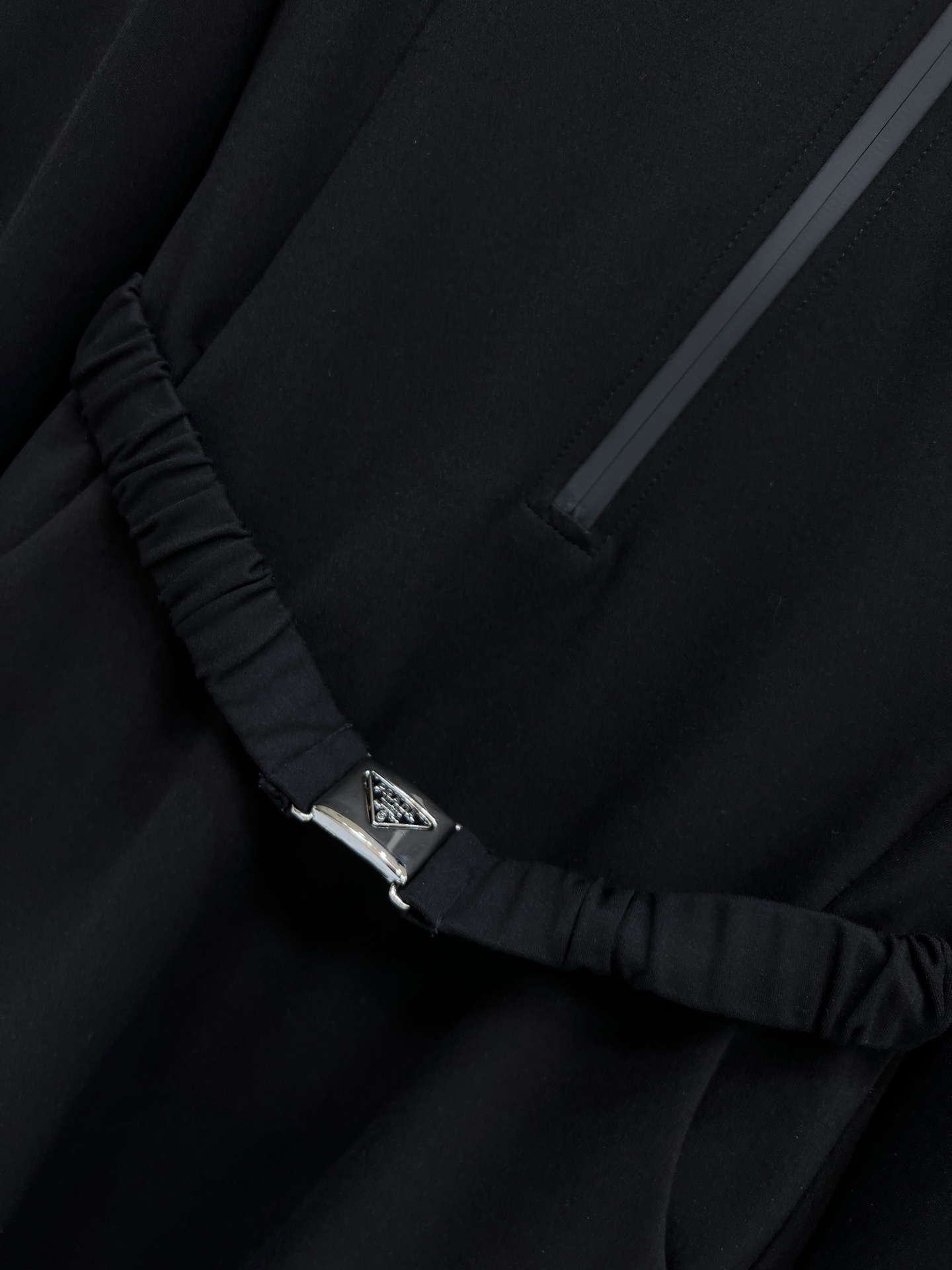 PD家 26春夏新款 三角标连帽拼接连衣裙外套 黑色针织空气棉面料 柔软又挺括 秋冬穿超合适！连帽+双拉