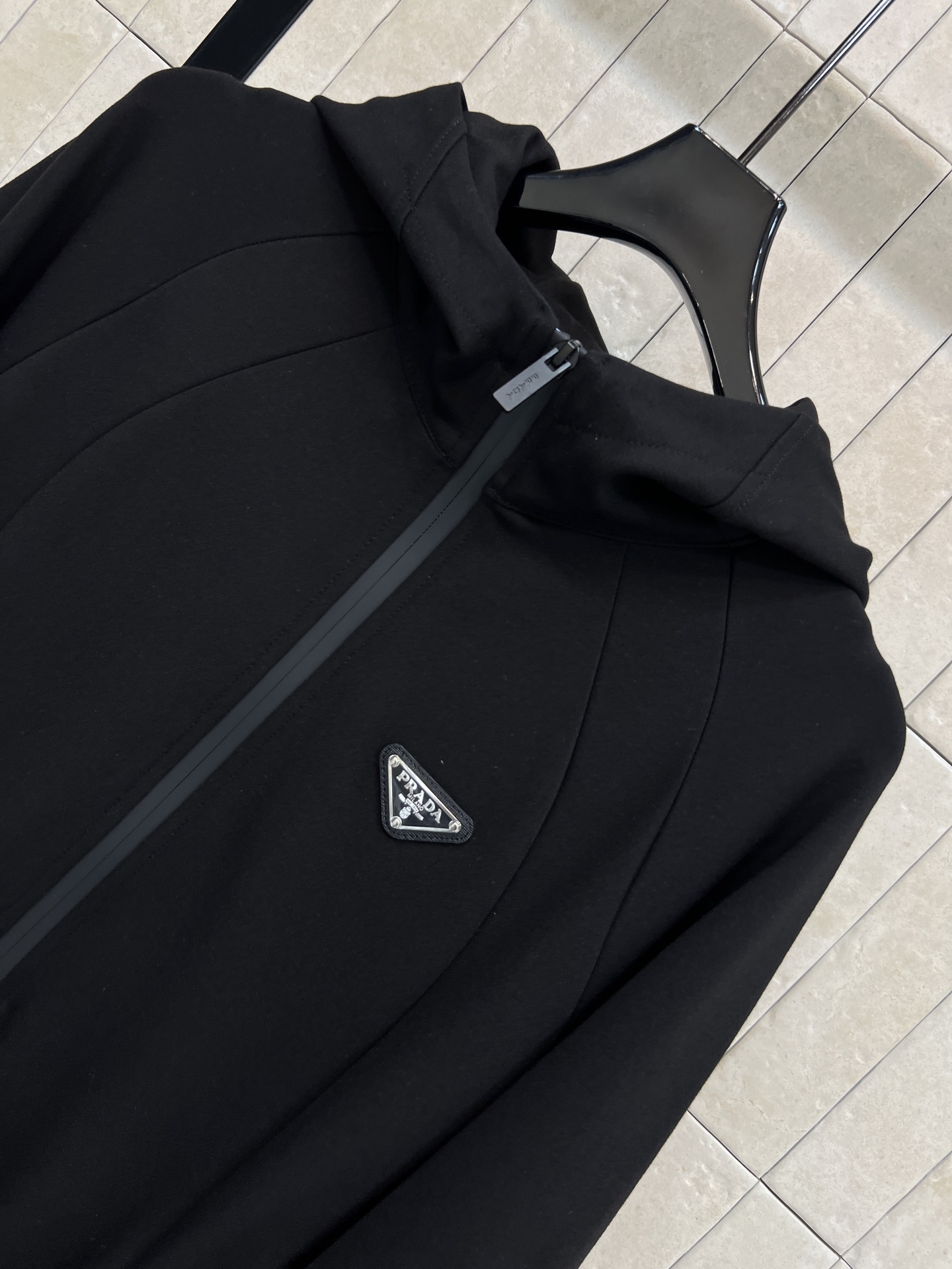 PD家 26春夏新款 三角标连帽拼接连衣裙外套 黑色针织空气棉面料 柔软又挺括 秋冬穿超合适！连帽+双拉