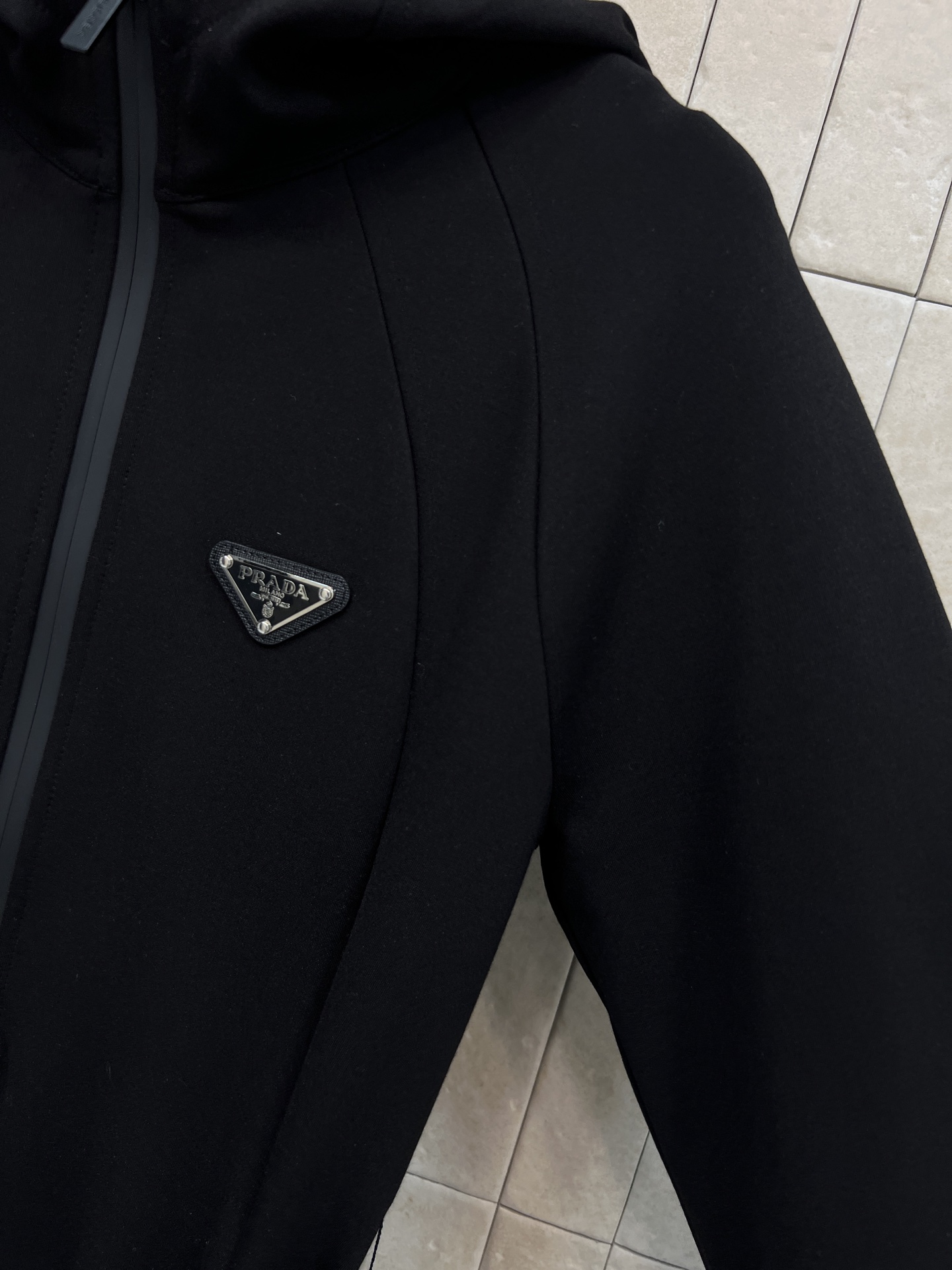 PD家 26春夏新款 三角标连帽拼接连衣裙外套 黑色针织空气棉面料 柔软又挺括 秋冬穿超合适！连帽+双拉