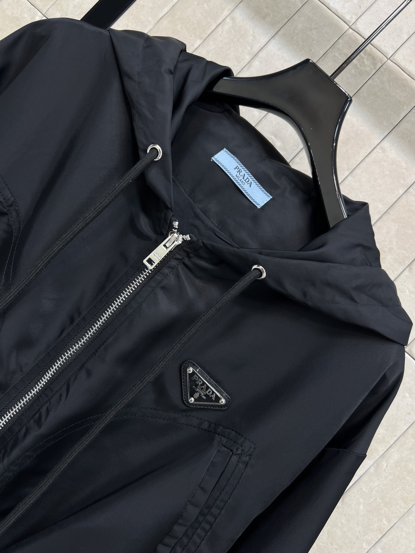 PD家 26春夏新款 黑色连帽收腰尼龙外套 采用轻便防风尼龙材质 抽绳收腰设计 +松紧腰带装饰超显身材 