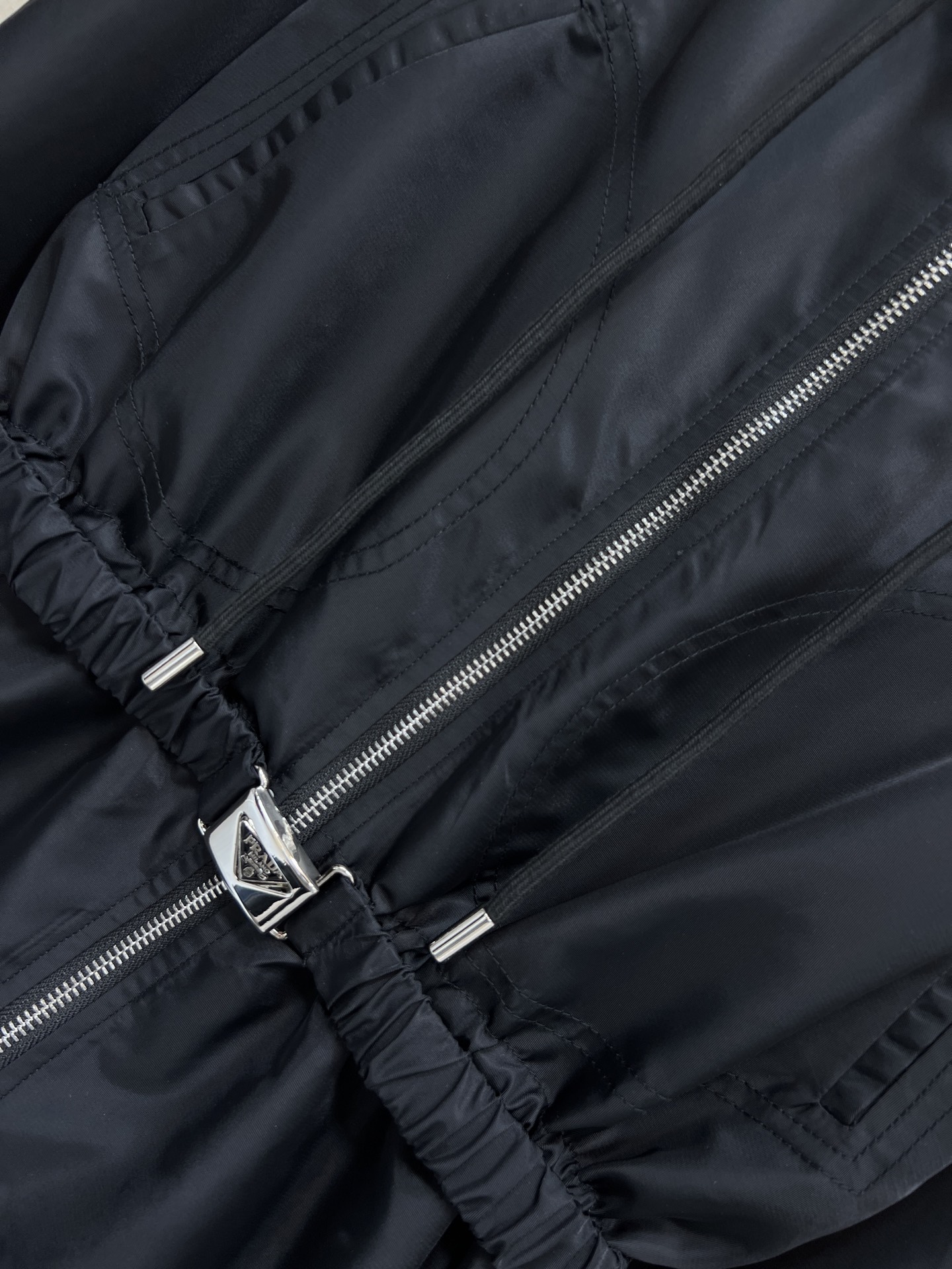 PD家 26春夏新款 黑色连帽收腰尼龙外套 采用轻便防风尼龙材质 抽绳收腰设计 +松紧腰带装饰超显身材 