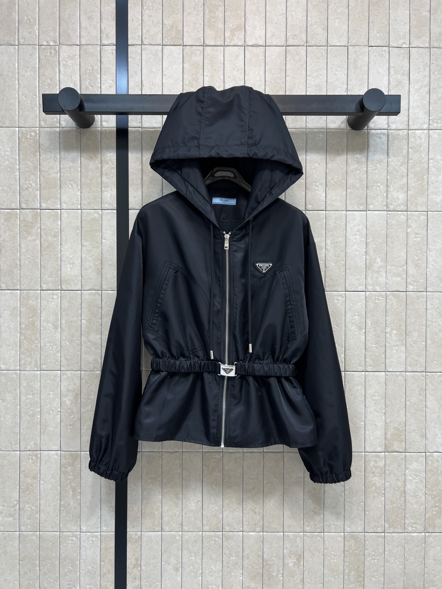 PD家 26春夏新款 黑色连帽收腰尼龙外套 采用轻便防风尼龙材质 抽绳收腰设计 +松紧腰带装饰超显身材 