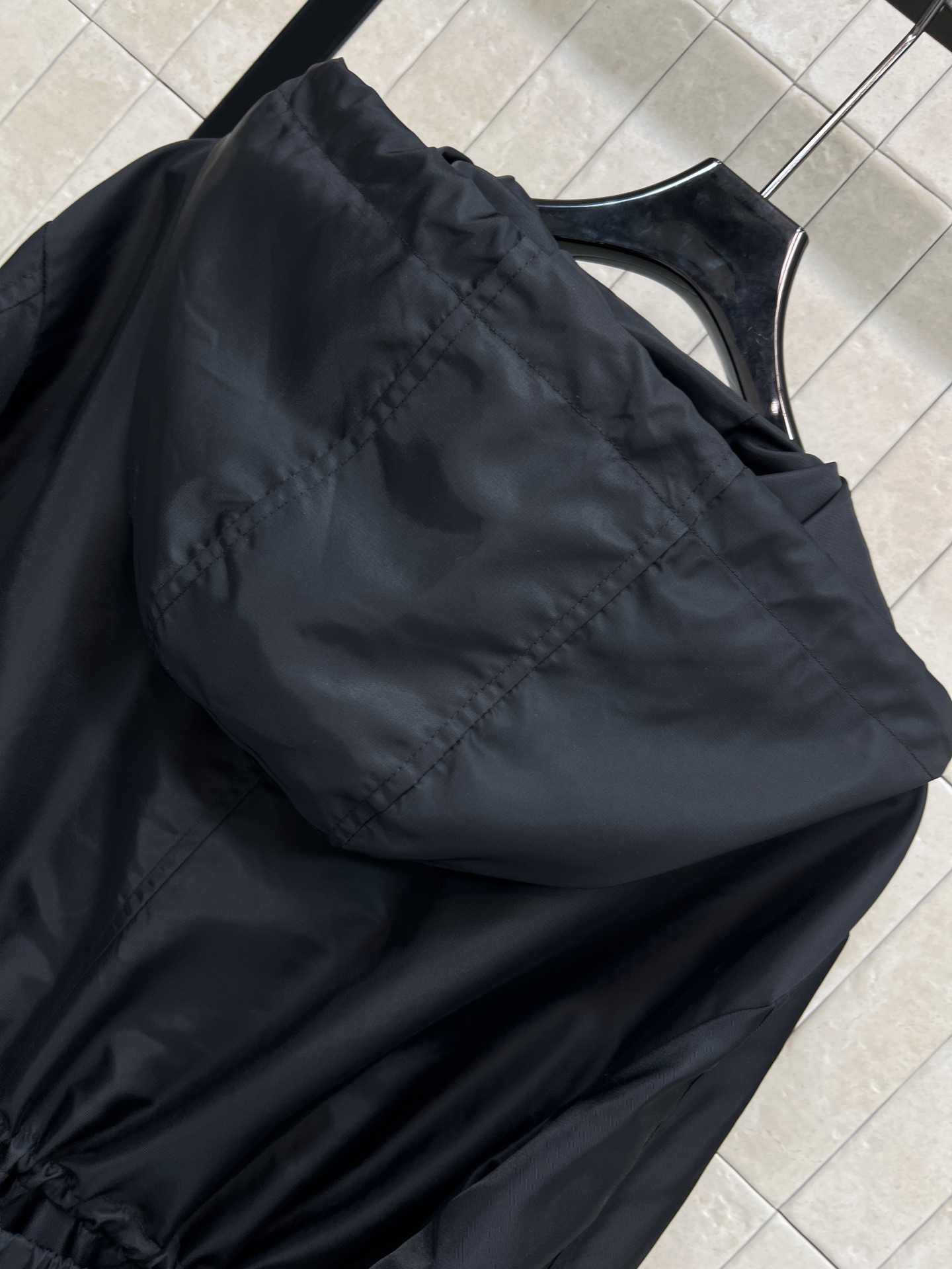 PD家 26春夏新款 黑色连帽收腰尼龙外套 采用轻便防风尼龙材质 抽绳收腰设计 +松紧腰带装饰超显身材 