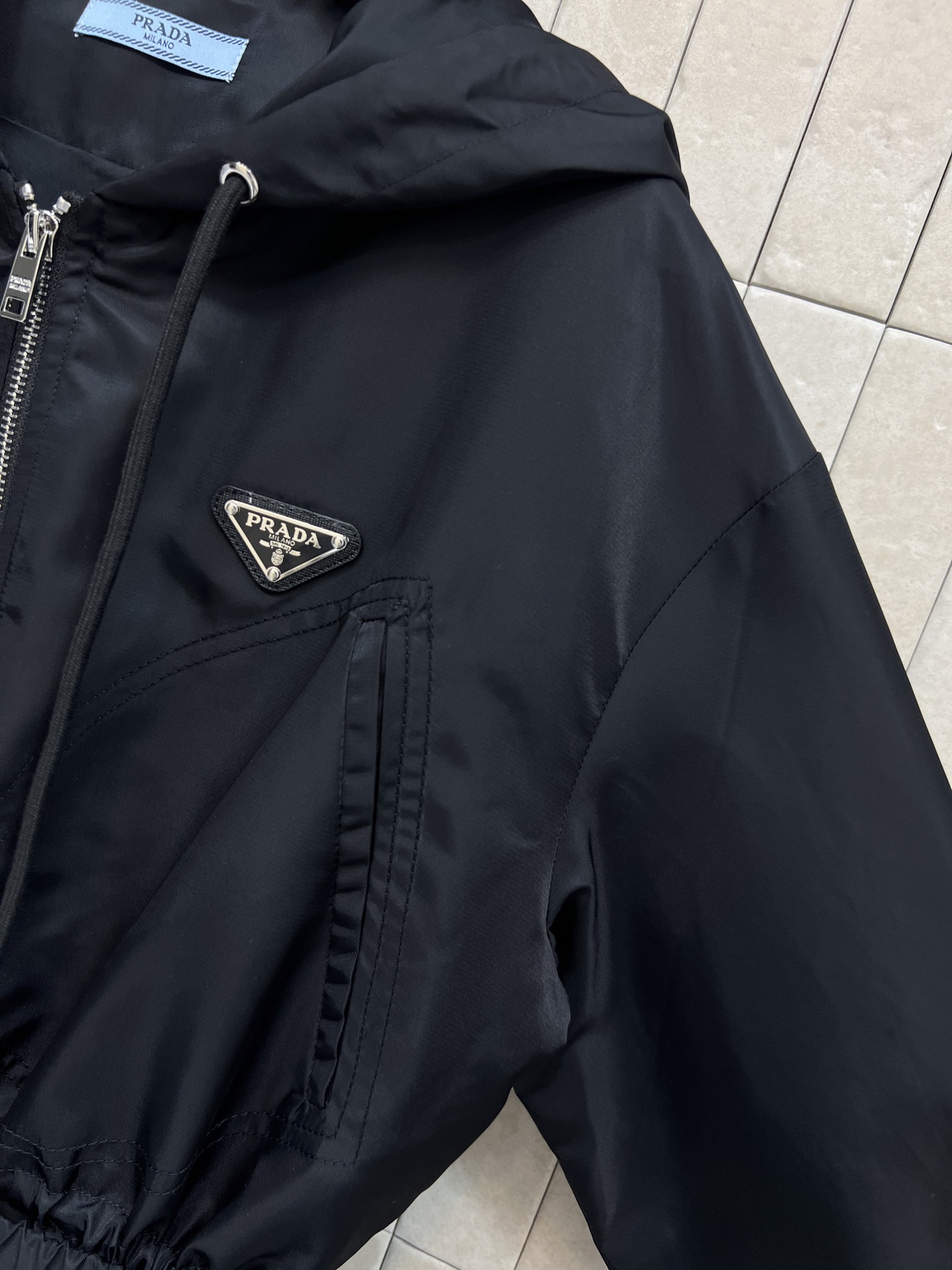 PD家 26春夏新款 黑色连帽收腰尼龙外套 采用轻便防风尼龙材质 抽绳收腰设计 +松紧腰带装饰超显身材 