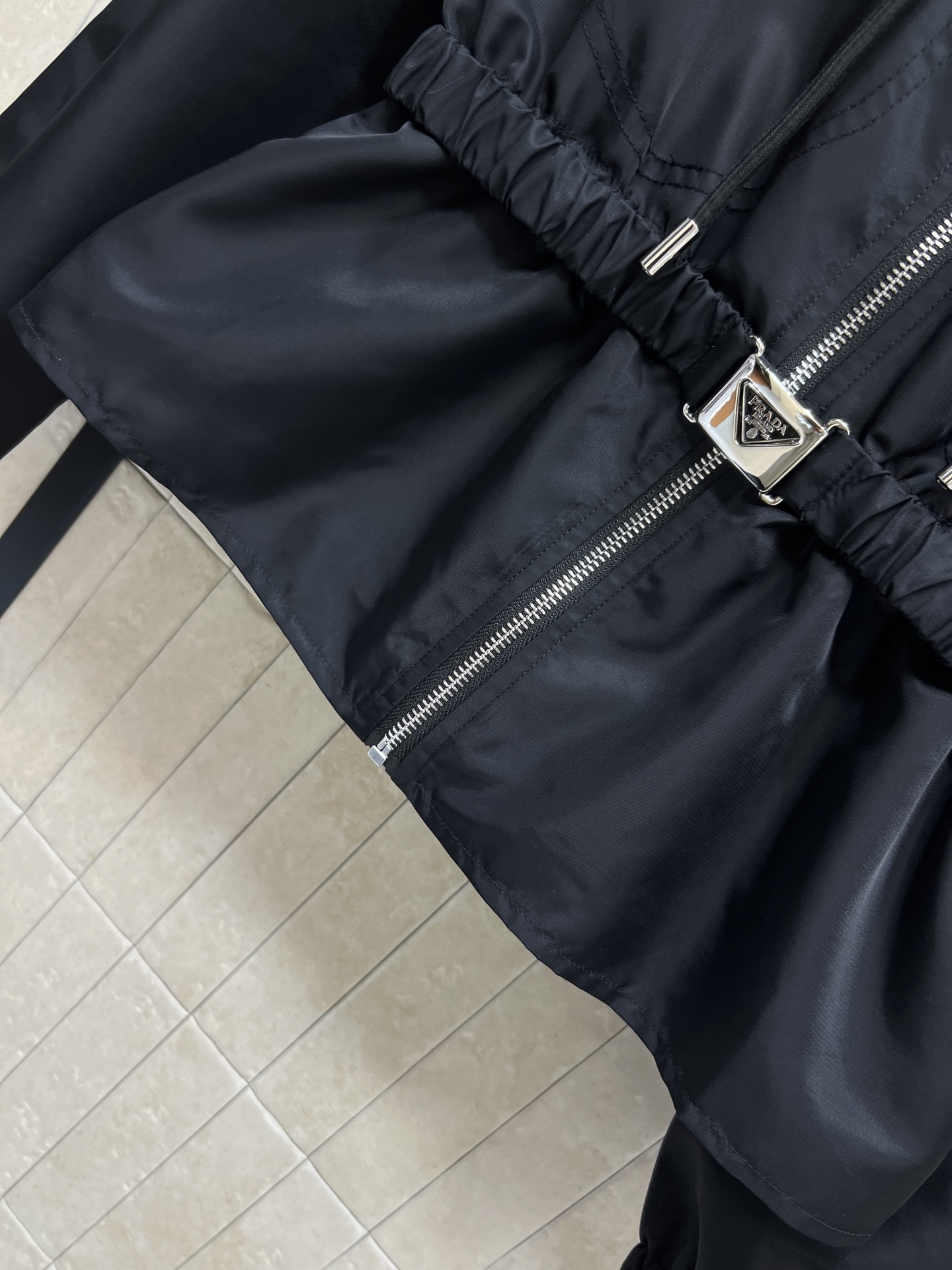 PD家 26春夏新款 黑色连帽收腰尼龙外套 采用轻便防风尼龙材质 抽绳收腰设计 +松紧腰带装饰超显身材 