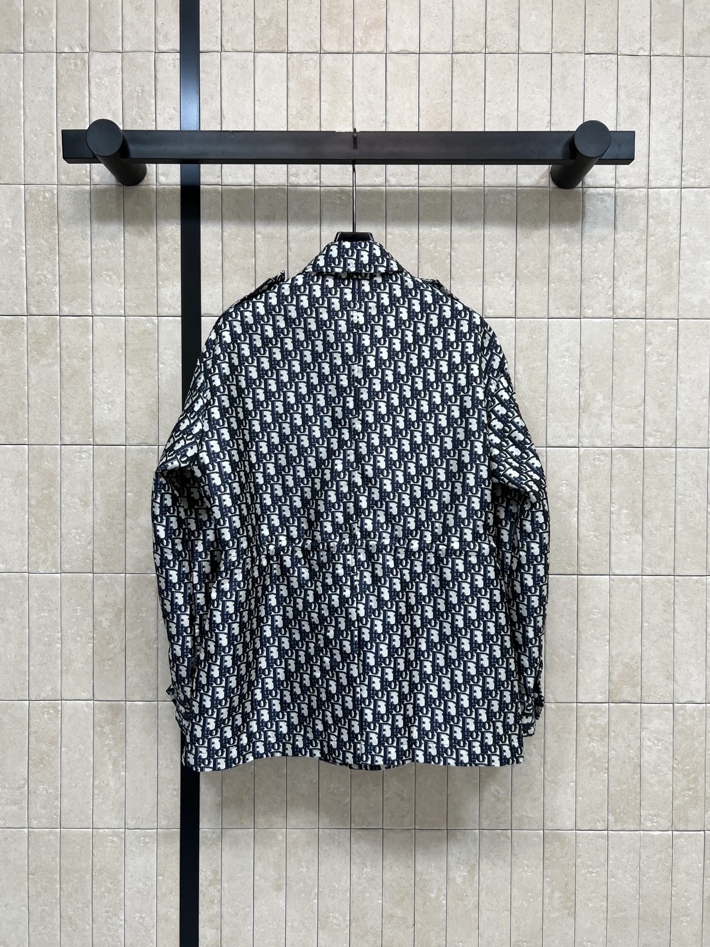 D家 26春夏新款 老花连帽外套 采用标志性提花面料 黑白色调搭配D字母图案辨识度超高！抽绳收腰设计 轻