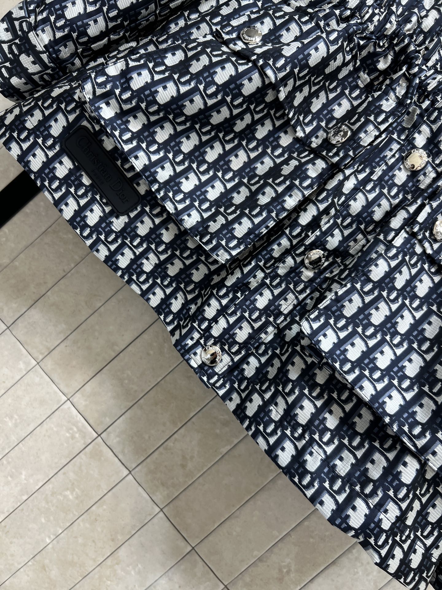 D家 26春夏新款 老花连帽外套 采用标志性提花面料 黑白色调搭配D字母图案辨识度超高！抽绳收腰设计 轻