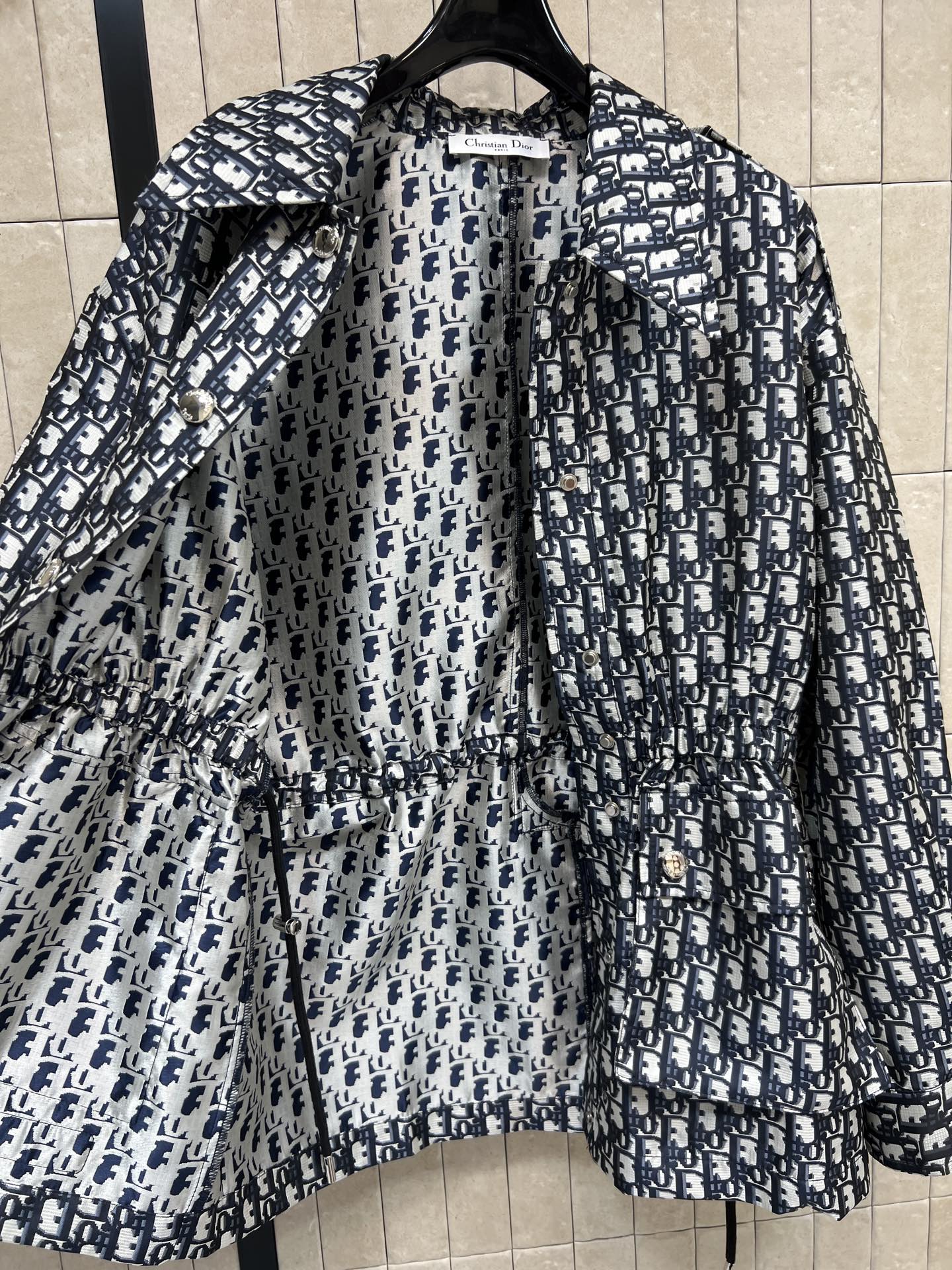 D家 26春夏新款 老花连帽外套 采用标志性提花面料 黑白色调搭配D字母图案辨识度超高！抽绳收腰设计 轻