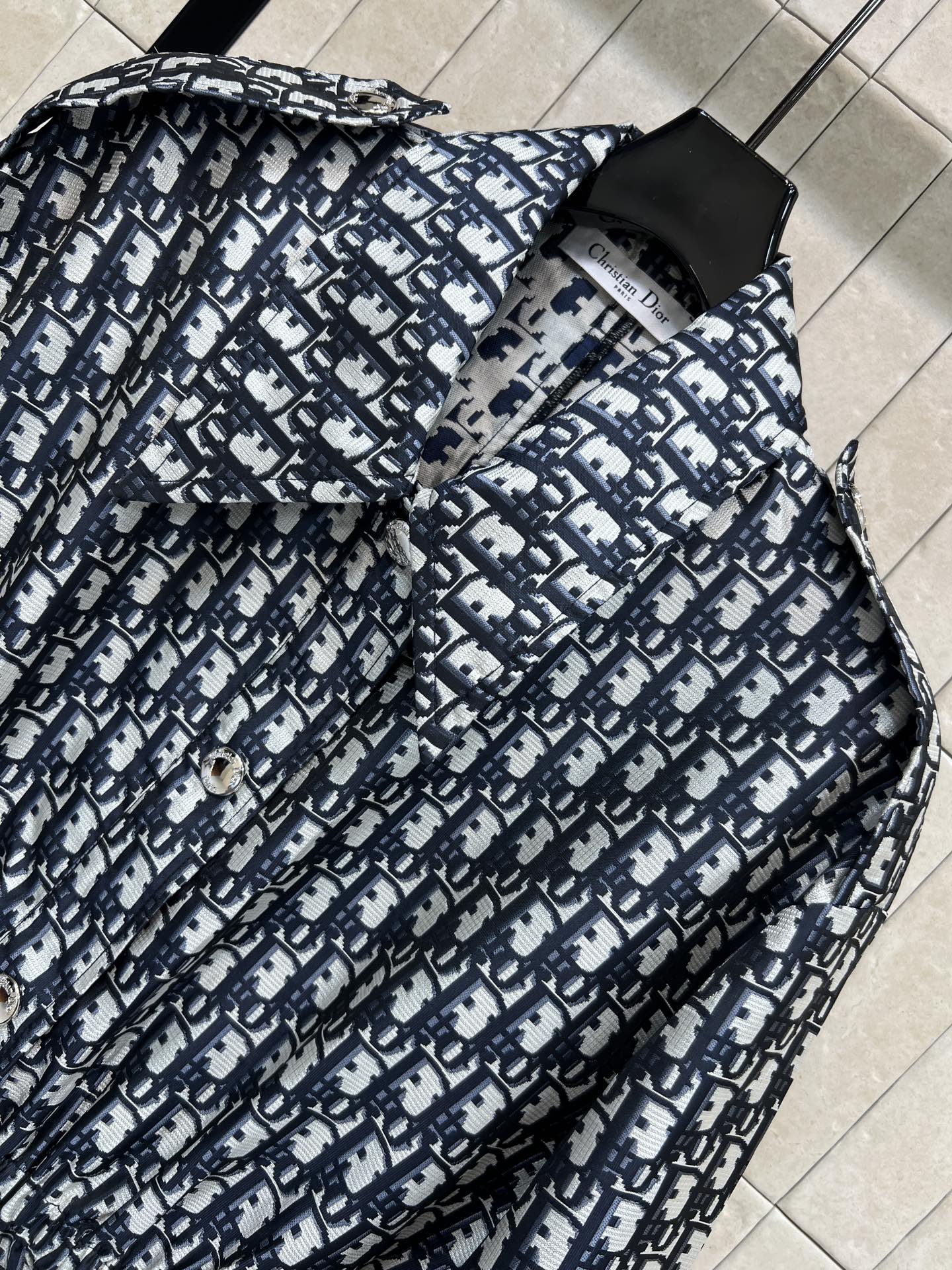 D家 26春夏新款 老花连帽外套 采用标志性提花面料 黑白色调搭配D字母图案辨识度超高！抽绳收腰设计 轻