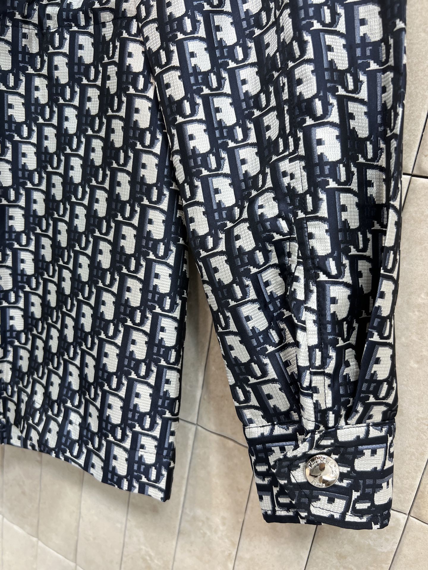 D家 26春夏新款 老花连帽外套 采用标志性提花面料 黑白色调搭配D字母图案辨识度超高！抽绳收腰设计 轻