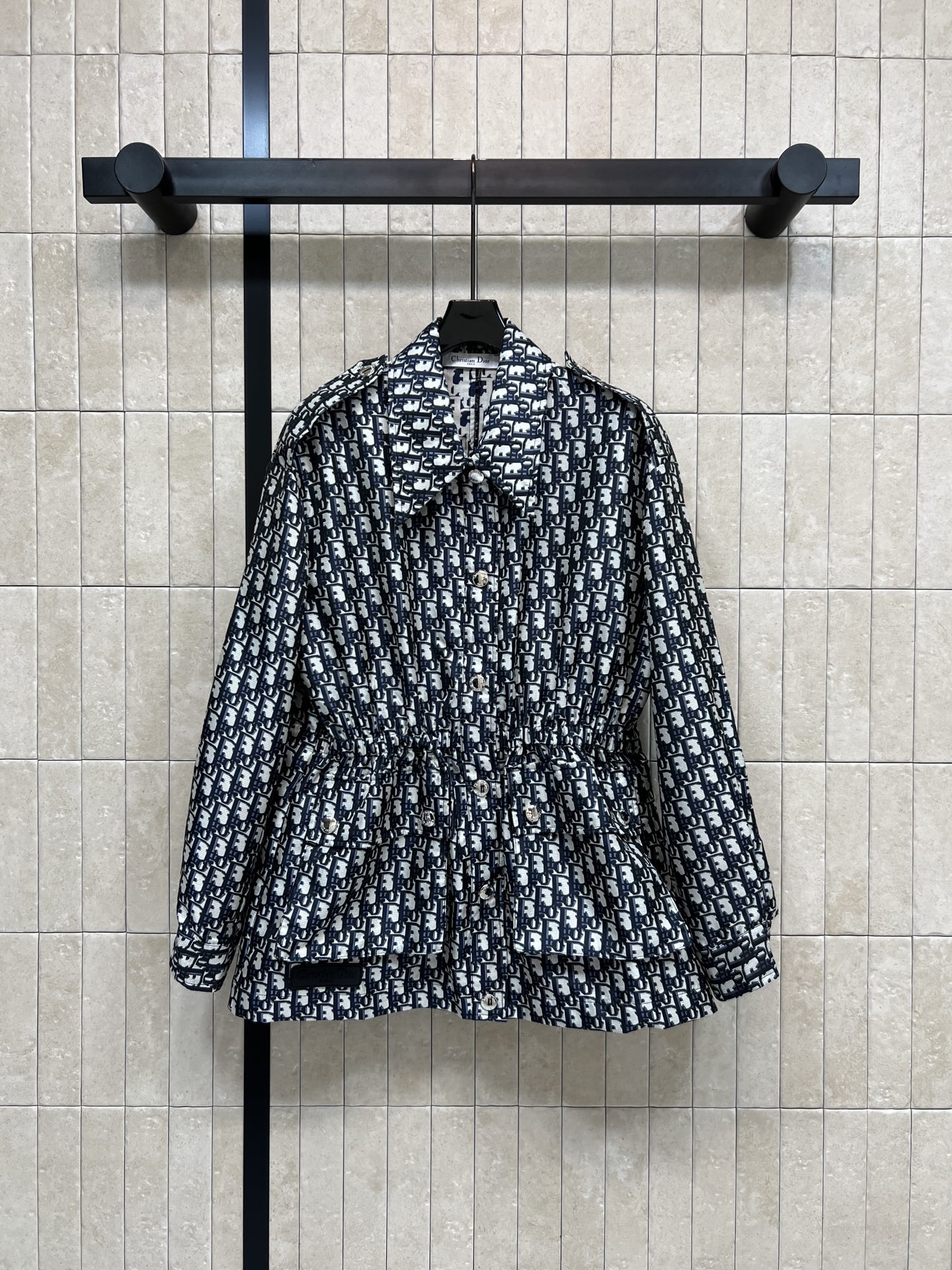 D家 26春夏新款 老花连帽外套 采用标志性提花面料 黑白色调搭配D字母图案辨识度超高！抽绳收腰设计 轻