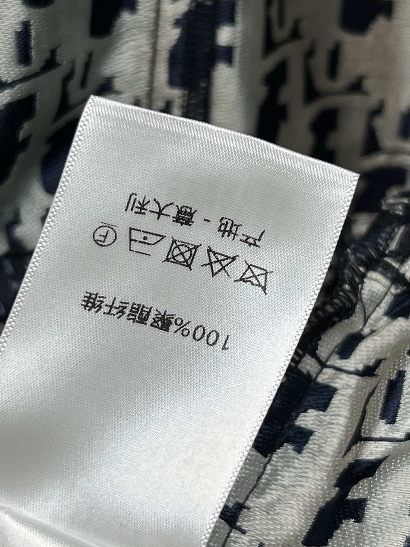 D家 26春夏新款 老花连帽外套 采用标志性提花面料 黑白色调搭配D字母图案辨识度超高！抽绳收腰设计 轻