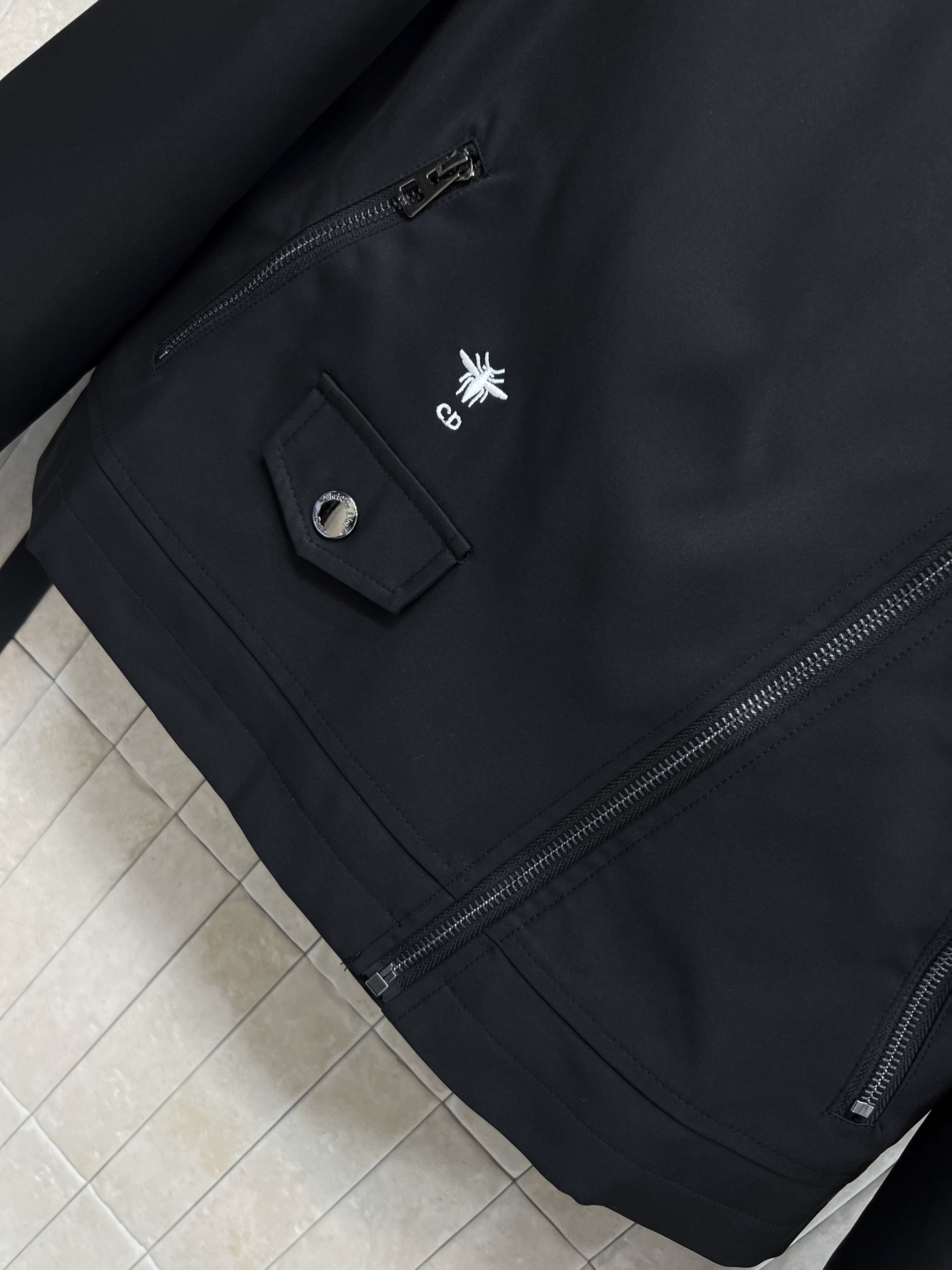 D家 26春夏新款 黑色机车外套 经典翻领+斜拉链设计 肩部装饰细节超有型 短款版型利落显高 里面经典D