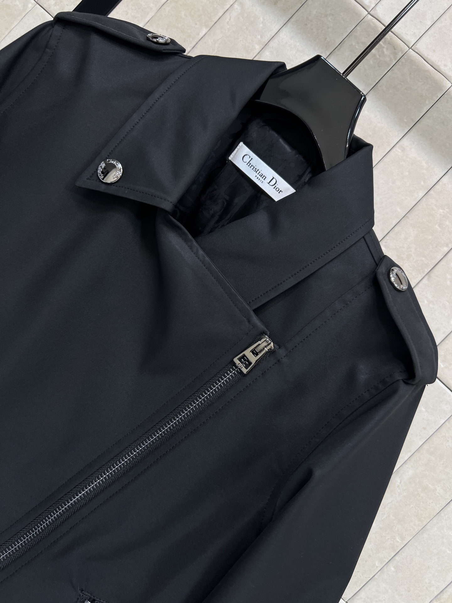 D家 26春夏新款 黑色机车外套 经典翻领+斜拉链设计 肩部装饰细节超有型 短款版型利落显高 里面经典D