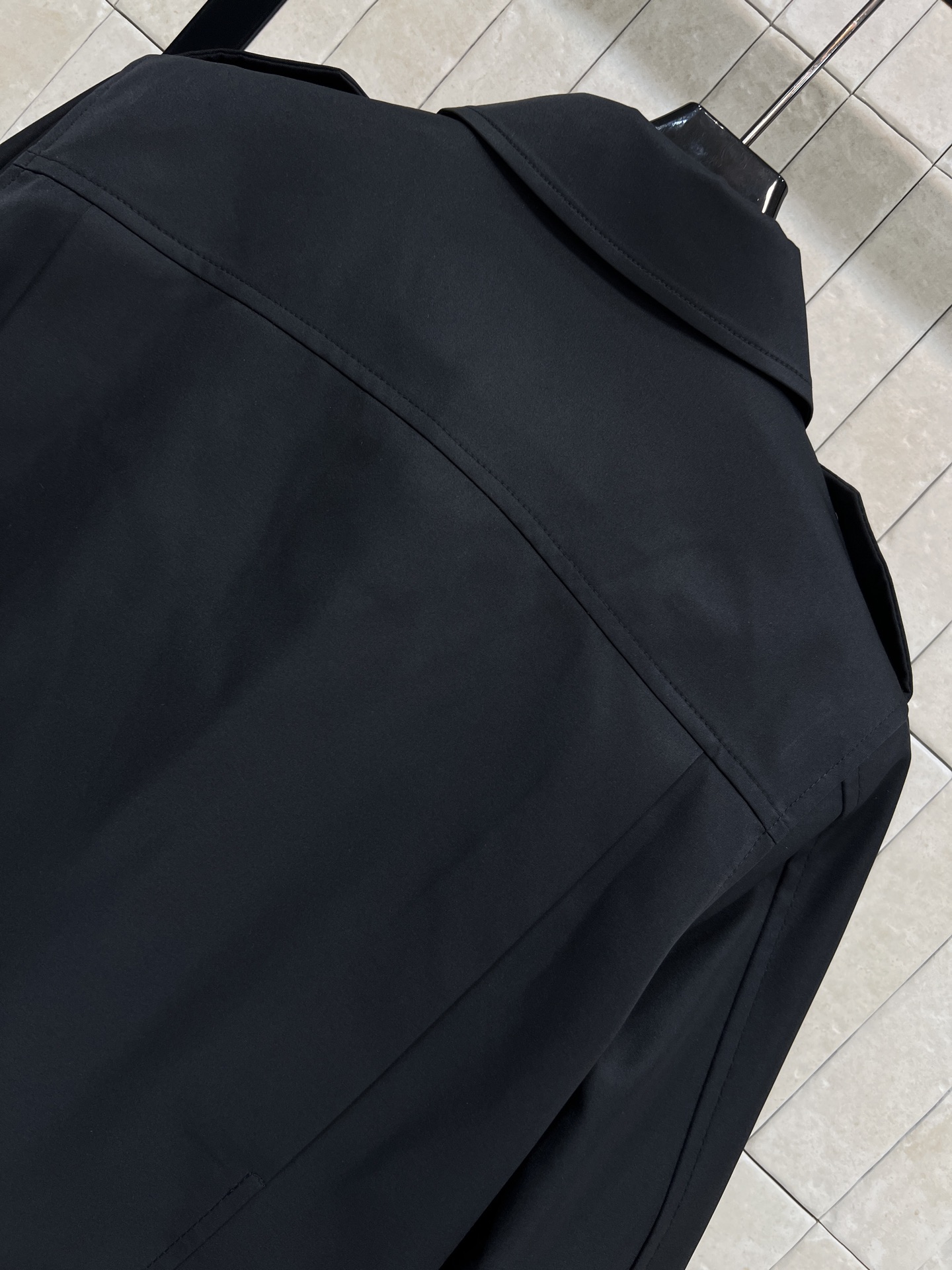 D家 26春夏新款 黑色机车外套 经典翻领+斜拉链设计 肩部装饰细节超有型 短款版型利落显高 里面经典D