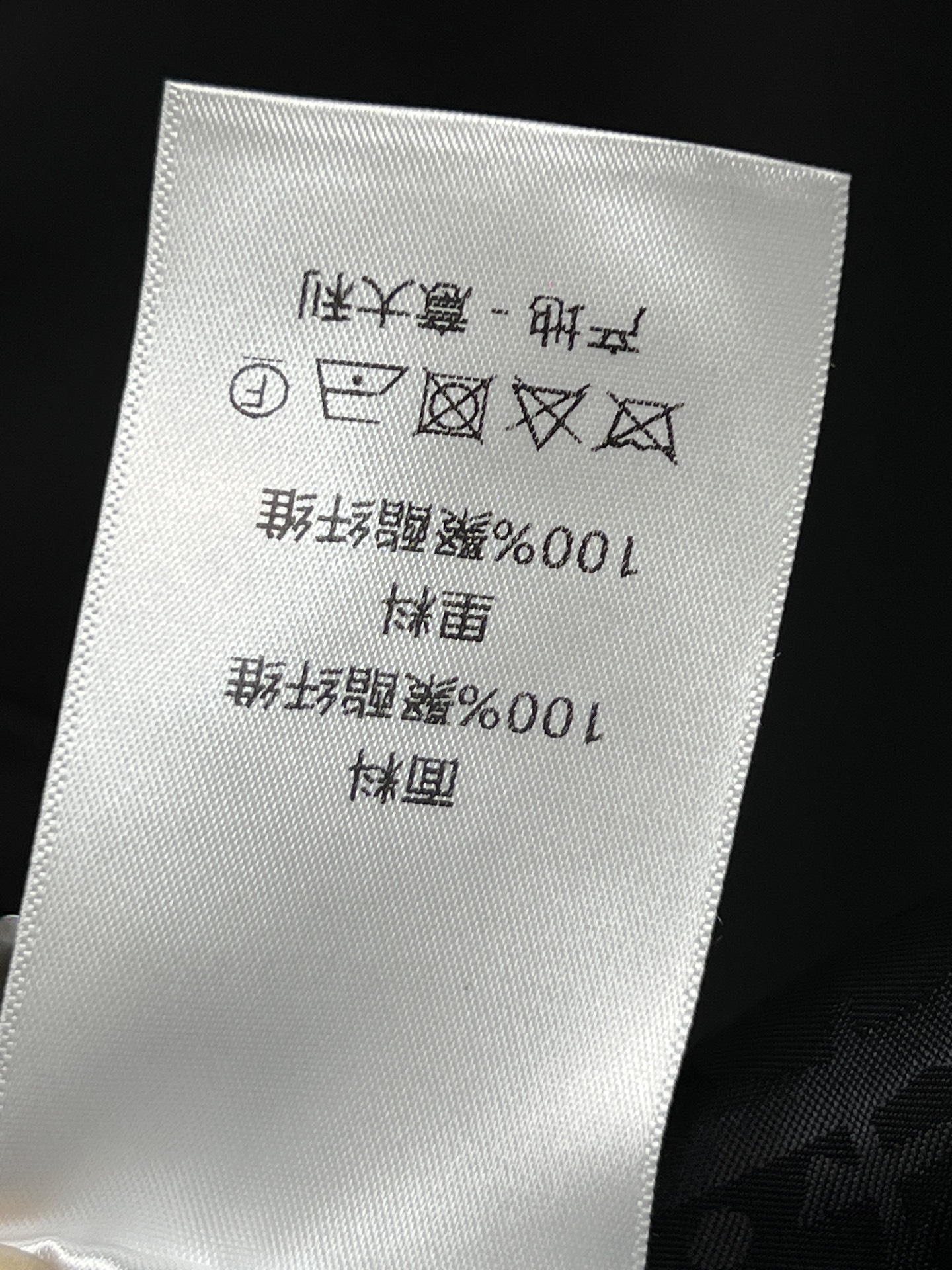 D家 26春夏新款 黑色机车外套 经典翻领+斜拉链设计 肩部装饰细节超有型 短款版型利落显高 里面经典D