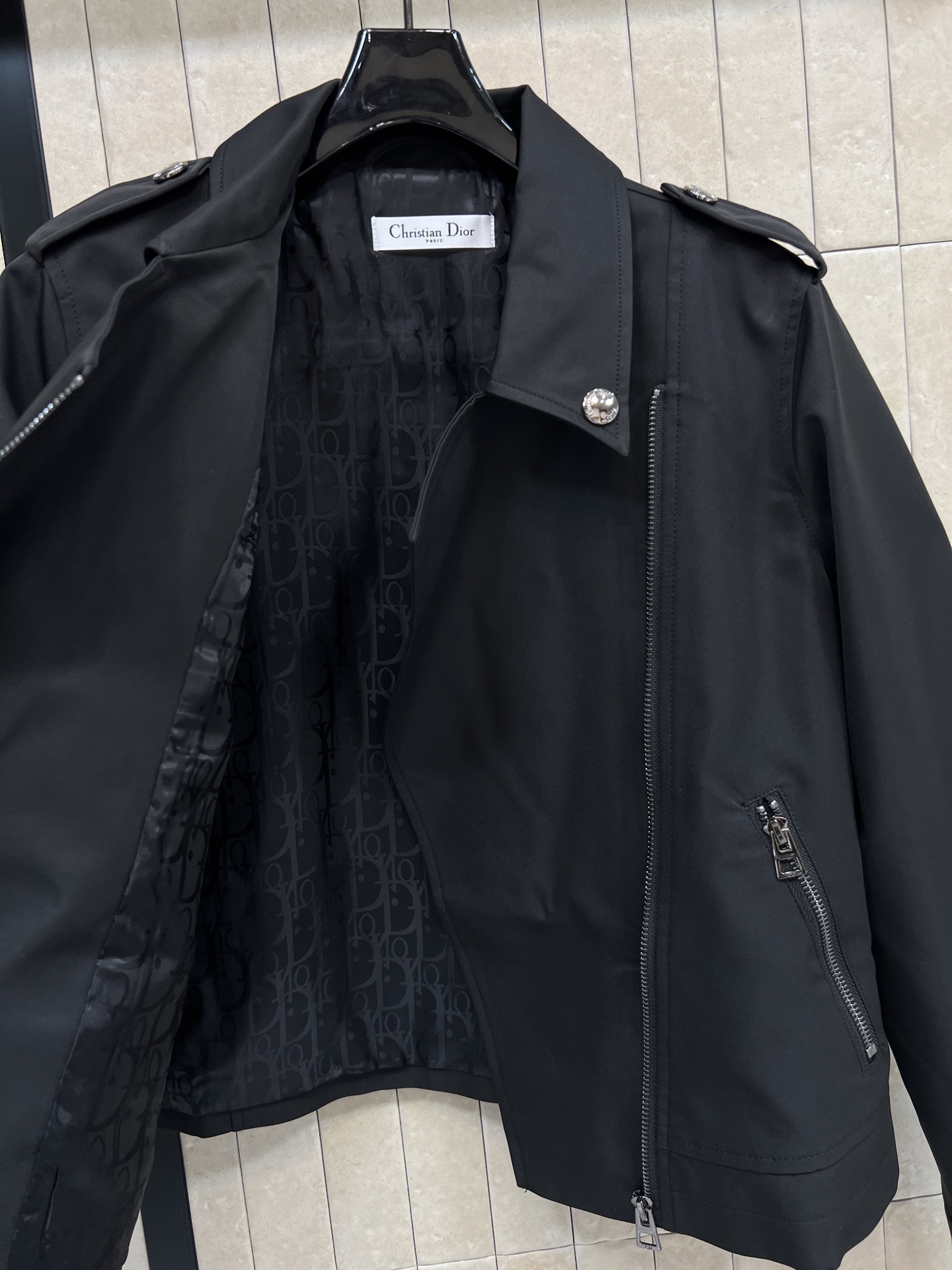 D家 26春夏新款 黑色机车外套 经典翻领+斜拉链设计 肩部装饰细节超有型 短款版型利落显高 里面经典D