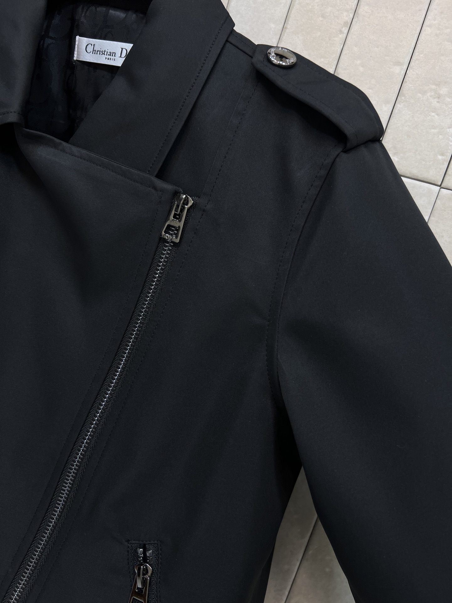 D家 26春夏新款 黑色机车外套 经典翻领+斜拉链设计 肩部装饰细节超有型 短款版型利落显高 里面经典D