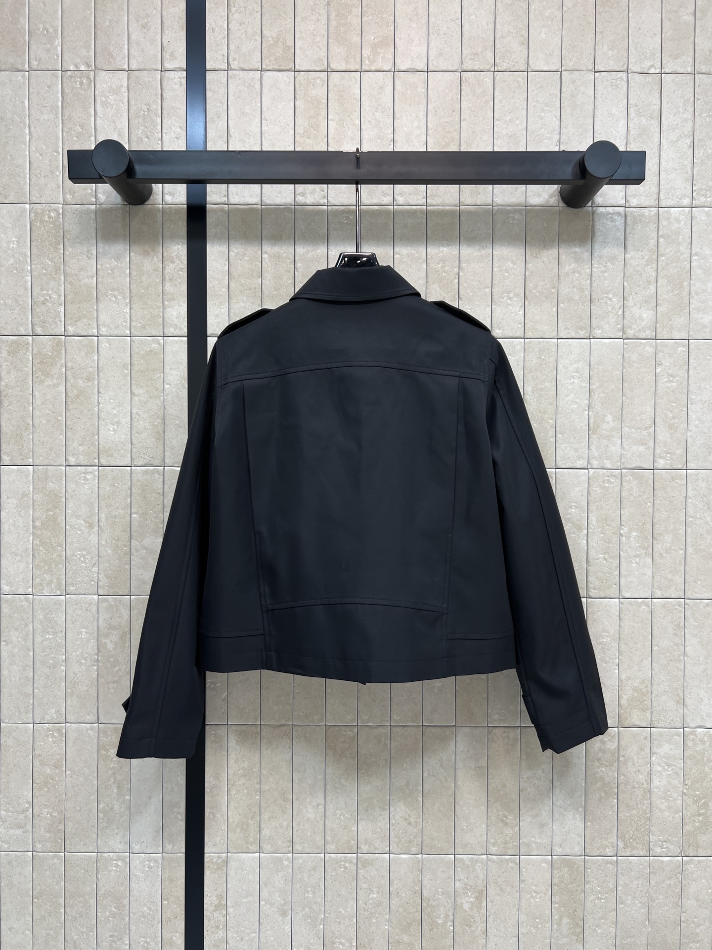 D家 26春夏新款 黑色机车外套 经典翻领+斜拉链设计 肩部装饰细节超有型 短款版型利落显高 里面经典D