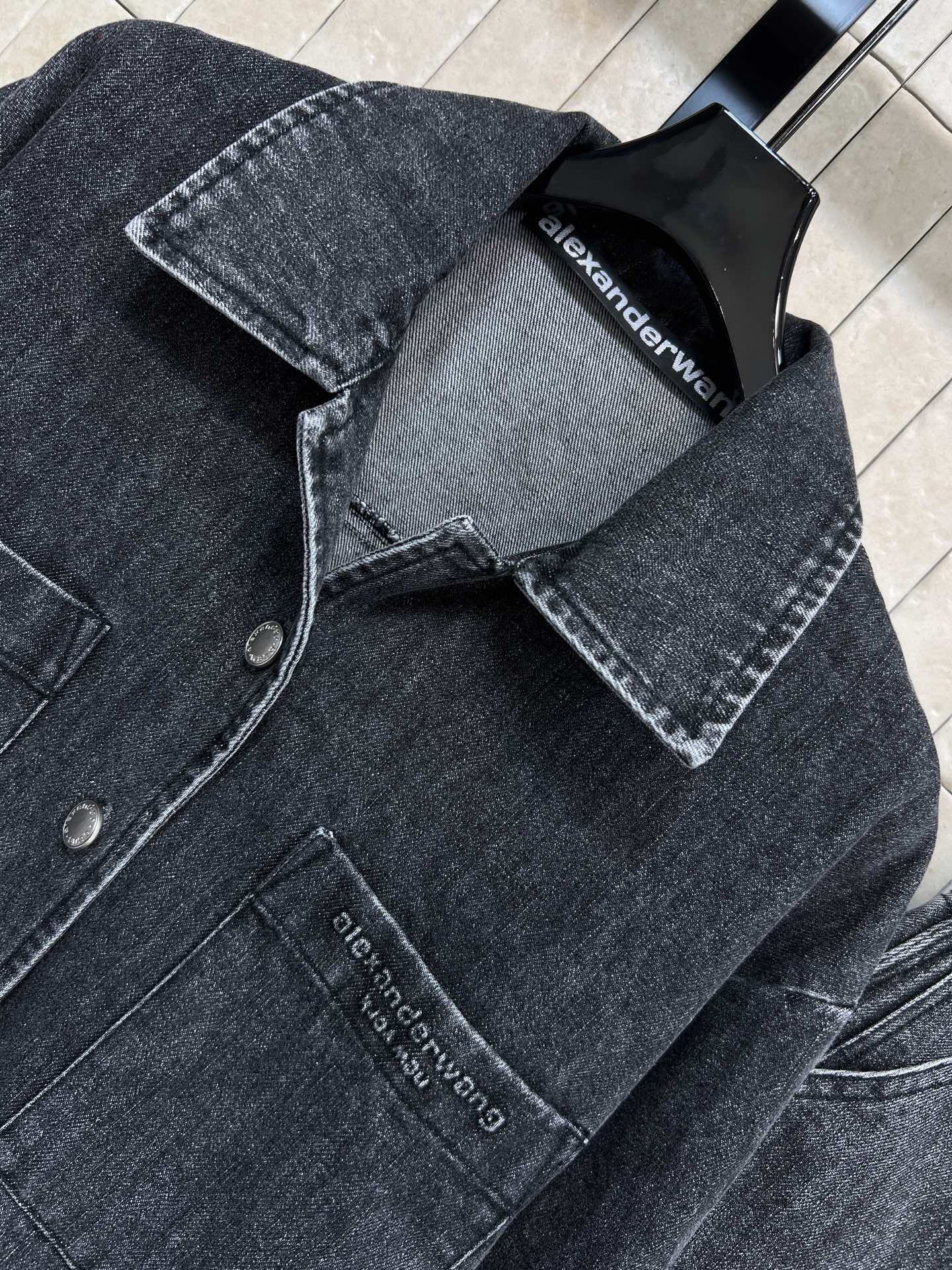 AW家 26春夏新款 烟灰色牛仔套装 翻领短款外套+高腰A字裤裙 水洗棉材质 复古做旧质感超有型！外套宽