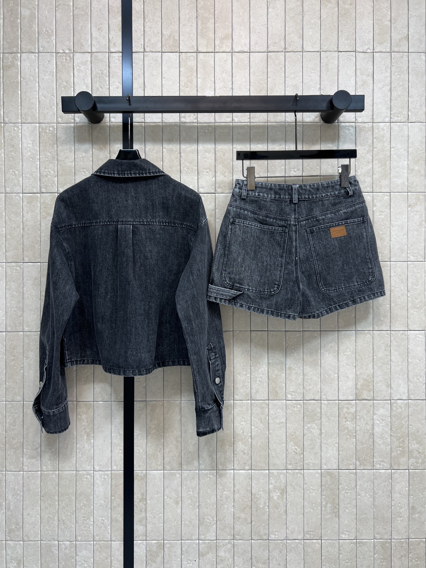AW家 26春夏新款 烟灰色牛仔套装 翻领短款外套+高腰A字裤裙 水洗棉材质 复古做旧质感超有型！外套宽