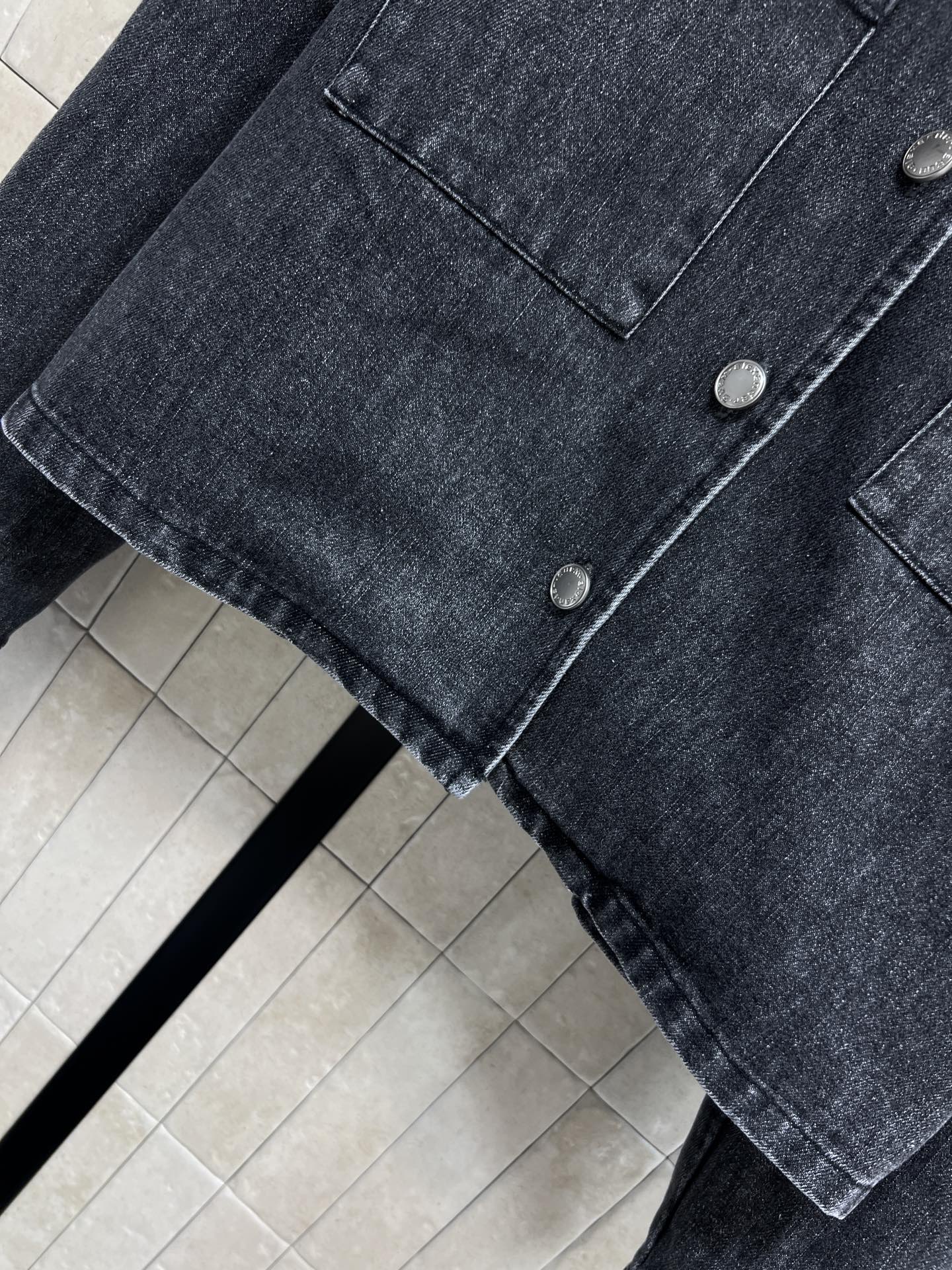 AW家 26春夏新款 烟灰色牛仔套装 翻领短款外套+高腰A字裤裙 水洗棉材质 复古做旧质感超有型！外套宽