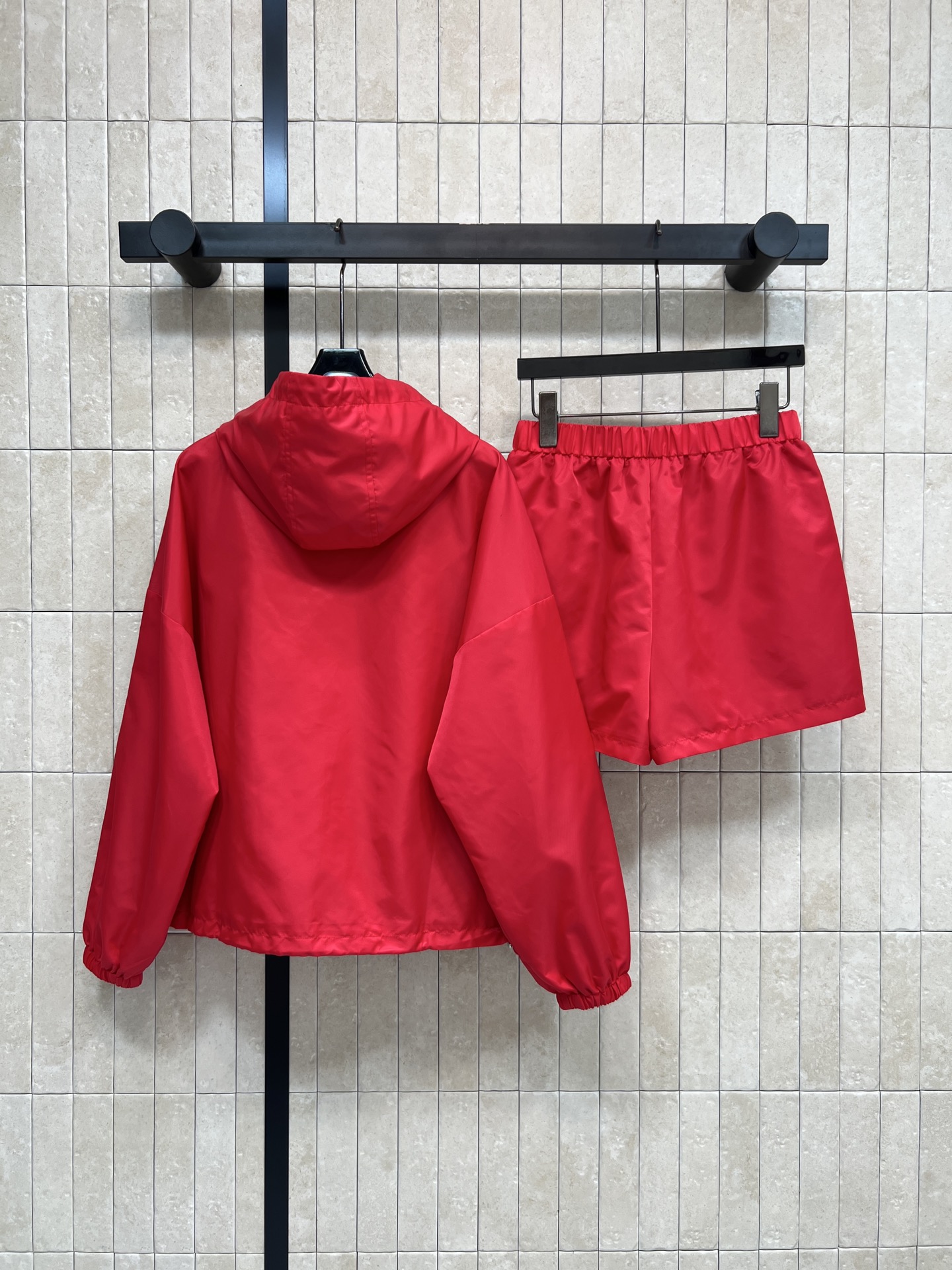 PD家 26春夏新款 三角标休闲套装 连帽外套+高腰短裤 防风防水尼龙面料 防泼水处理 轻松应对小雨 宽