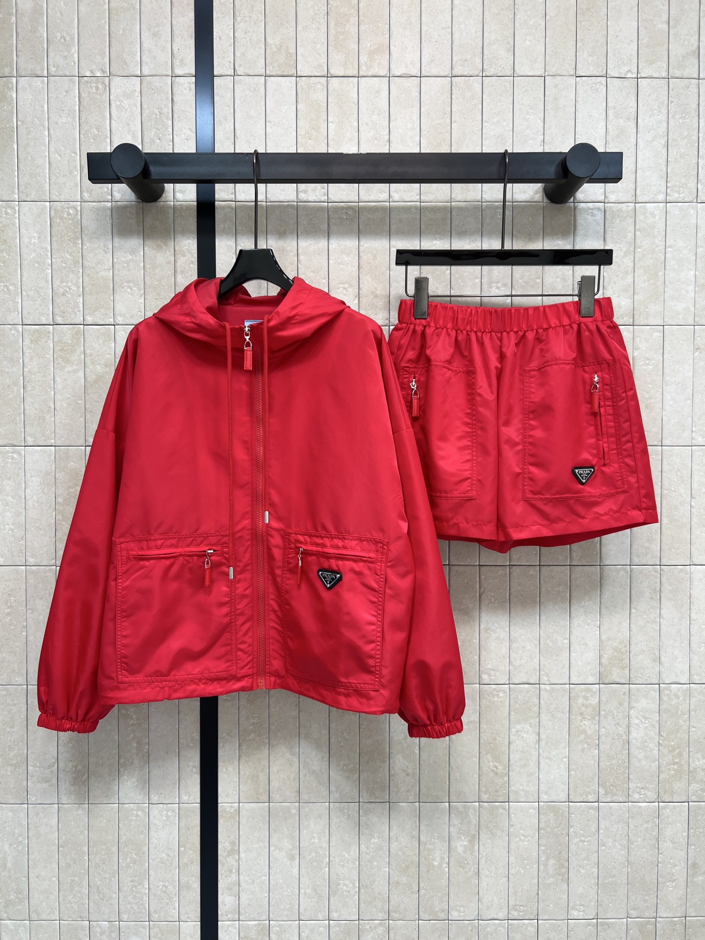 PD家 26春夏新款 三角标休闲套装 连帽外套+高腰短裤 防风防水尼龙面料 防泼水处理 轻松应对小雨 宽