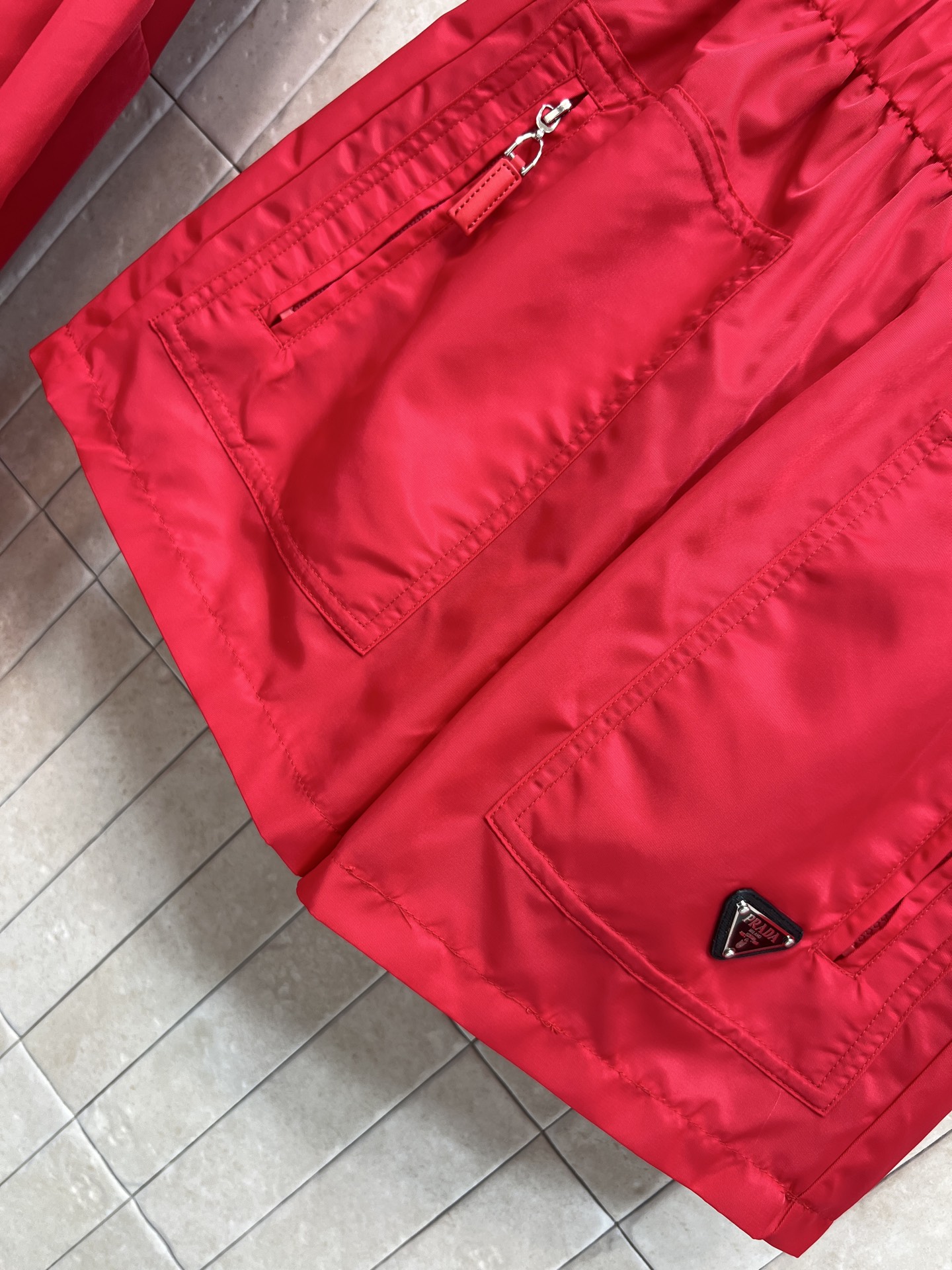 PD家 26春夏新款 三角标休闲套装 连帽外套+高腰短裤 防风防水尼龙面料 防泼水处理 轻松应对小雨 宽