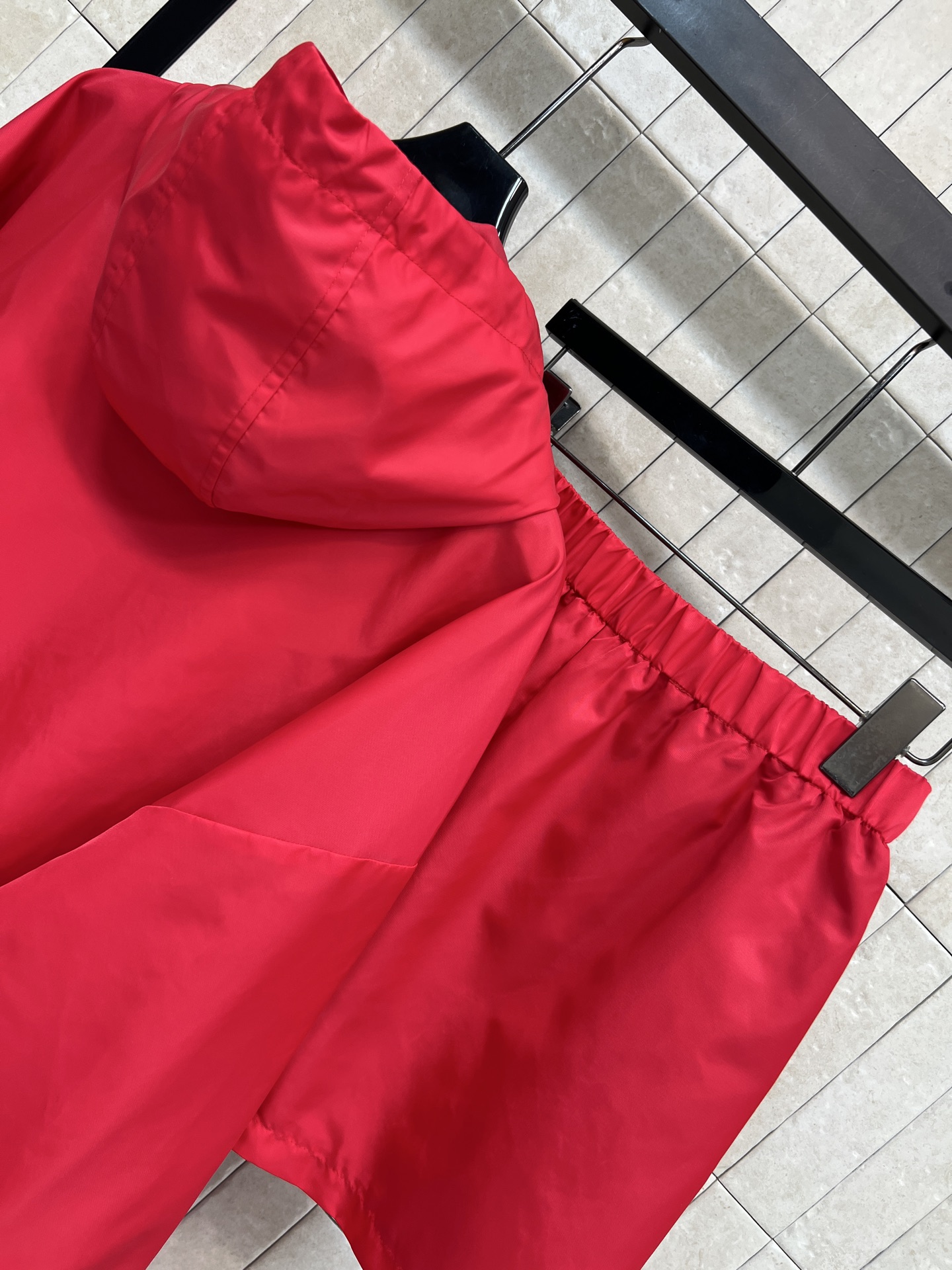 PD家 26春夏新款 三角标休闲套装 连帽外套+高腰短裤 防风防水尼龙面料 防泼水处理 轻松应对小雨 宽