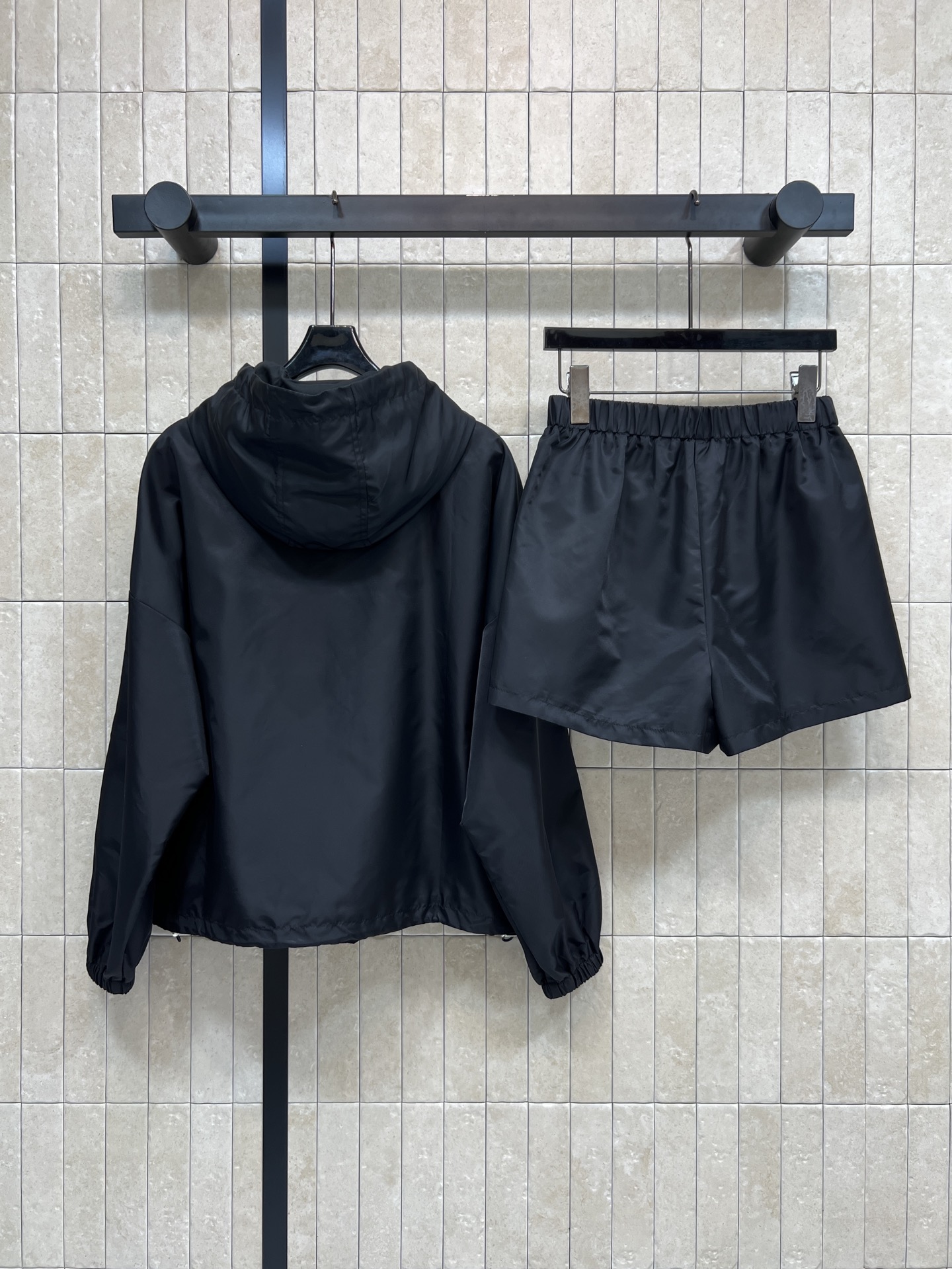 PD家 26春夏新款 三角标休闲套装 连帽外套+高腰短裤 防风防水尼龙面料 防泼水处理 轻松应对小雨 宽