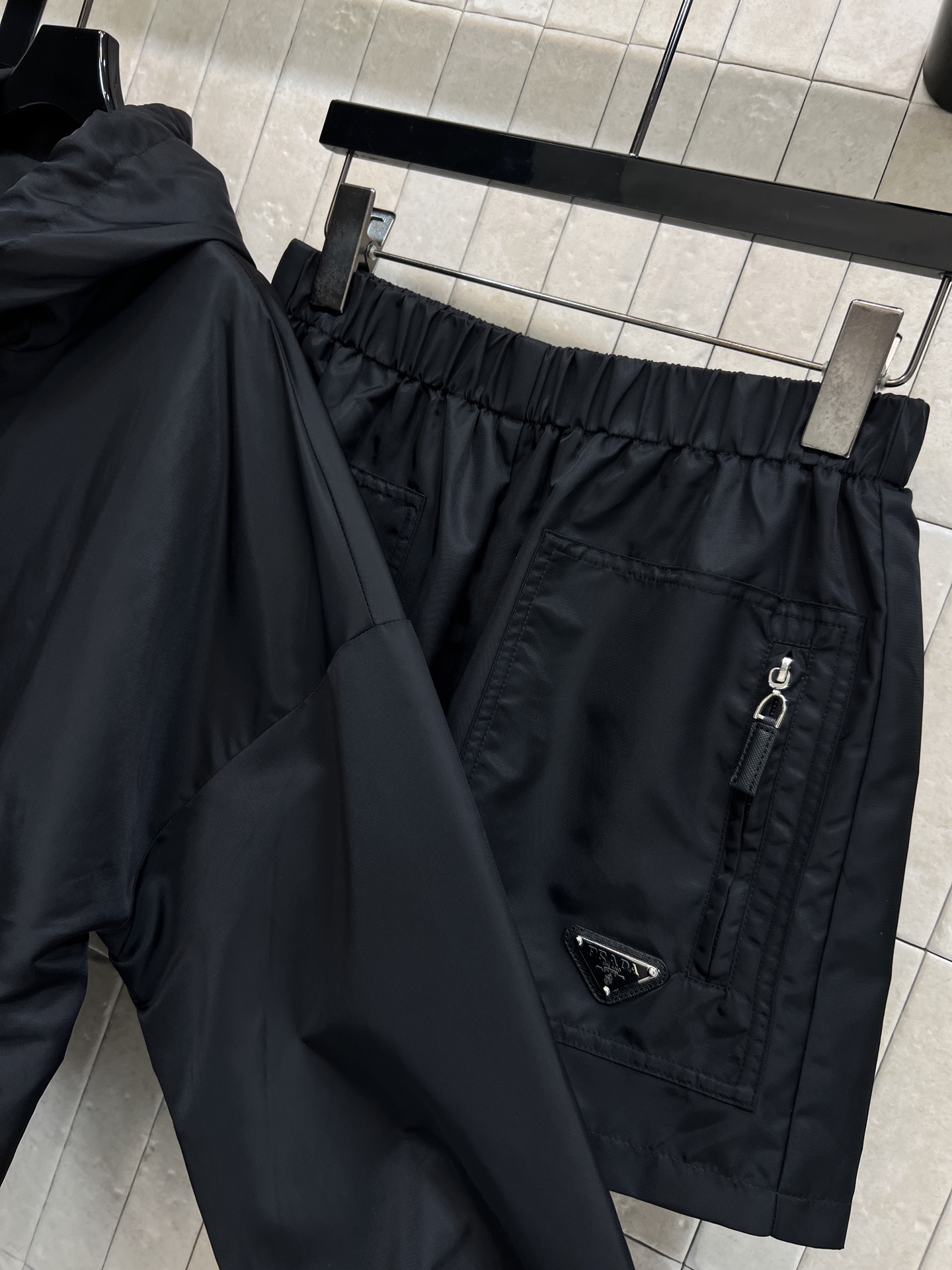 PD家 26春夏新款 三角标休闲套装 连帽外套+高腰短裤 防风防水尼龙面料 防泼水处理 轻松应对小雨 宽