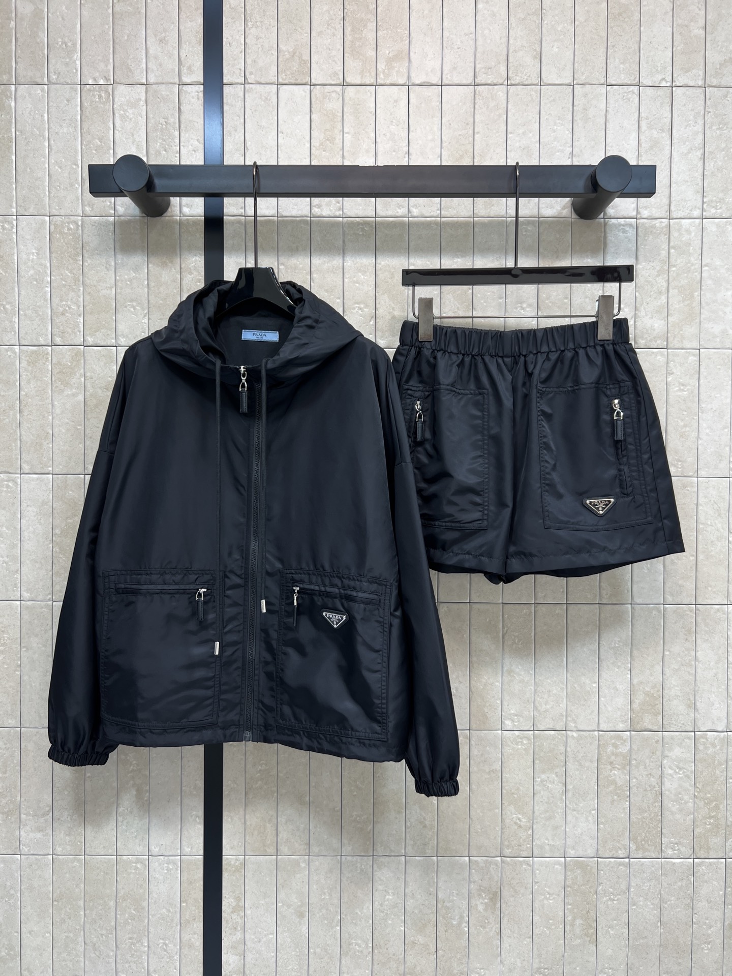 PD家 26春夏新款 三角标休闲套装 连帽外套+高腰短裤 防风防水尼龙面料 防泼水处理 轻松应对小雨 宽