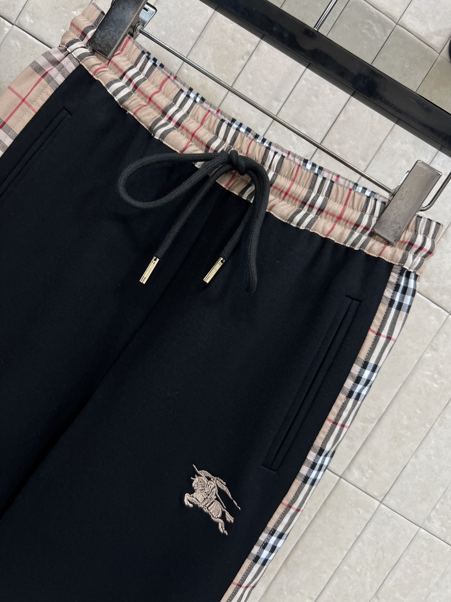 BUR家 26春夏新款 格纹拼接卫衣套装 立领拉链外套 +束脚裤 经典英伦风设计 深色主调+格纹拼接 辨