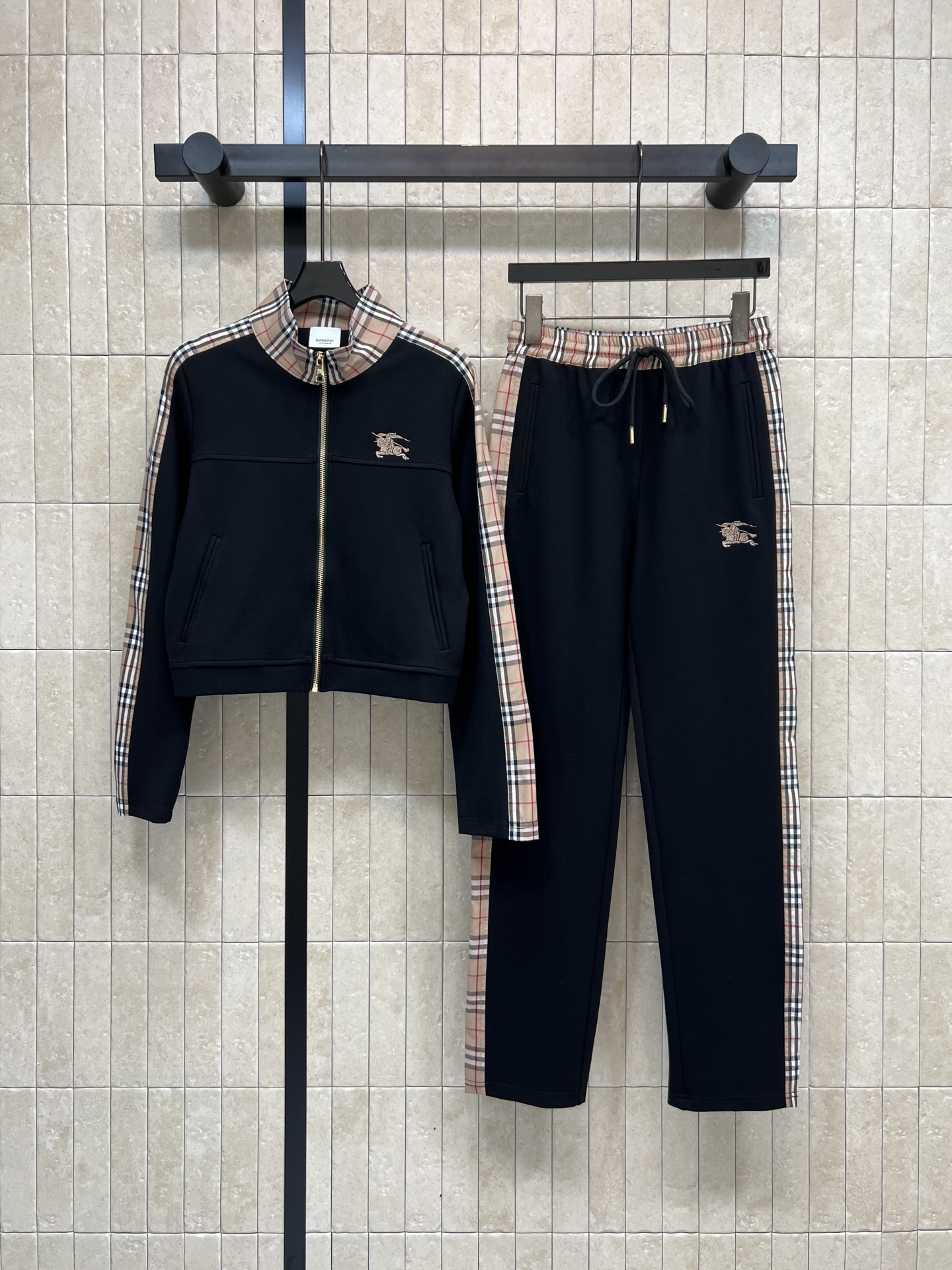 BUR家 26春夏新款 格纹拼接卫衣套装 立领拉链外套 +束脚裤 经典英伦风设计 深色主调+格纹拼接 辨