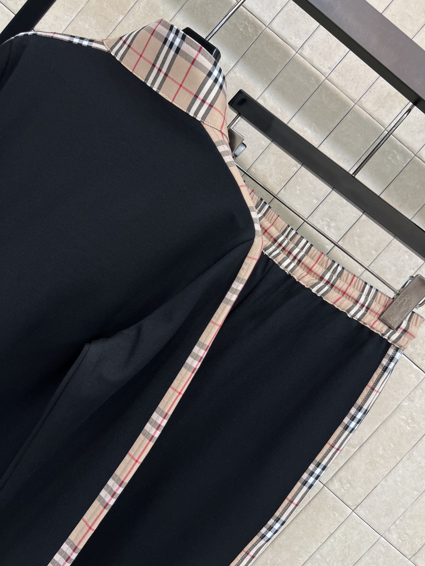 BUR家 26春夏新款 格纹拼接卫衣套装 立领拉链外套 +束脚裤 经典英伦风设计 深色主调+格纹拼接 辨