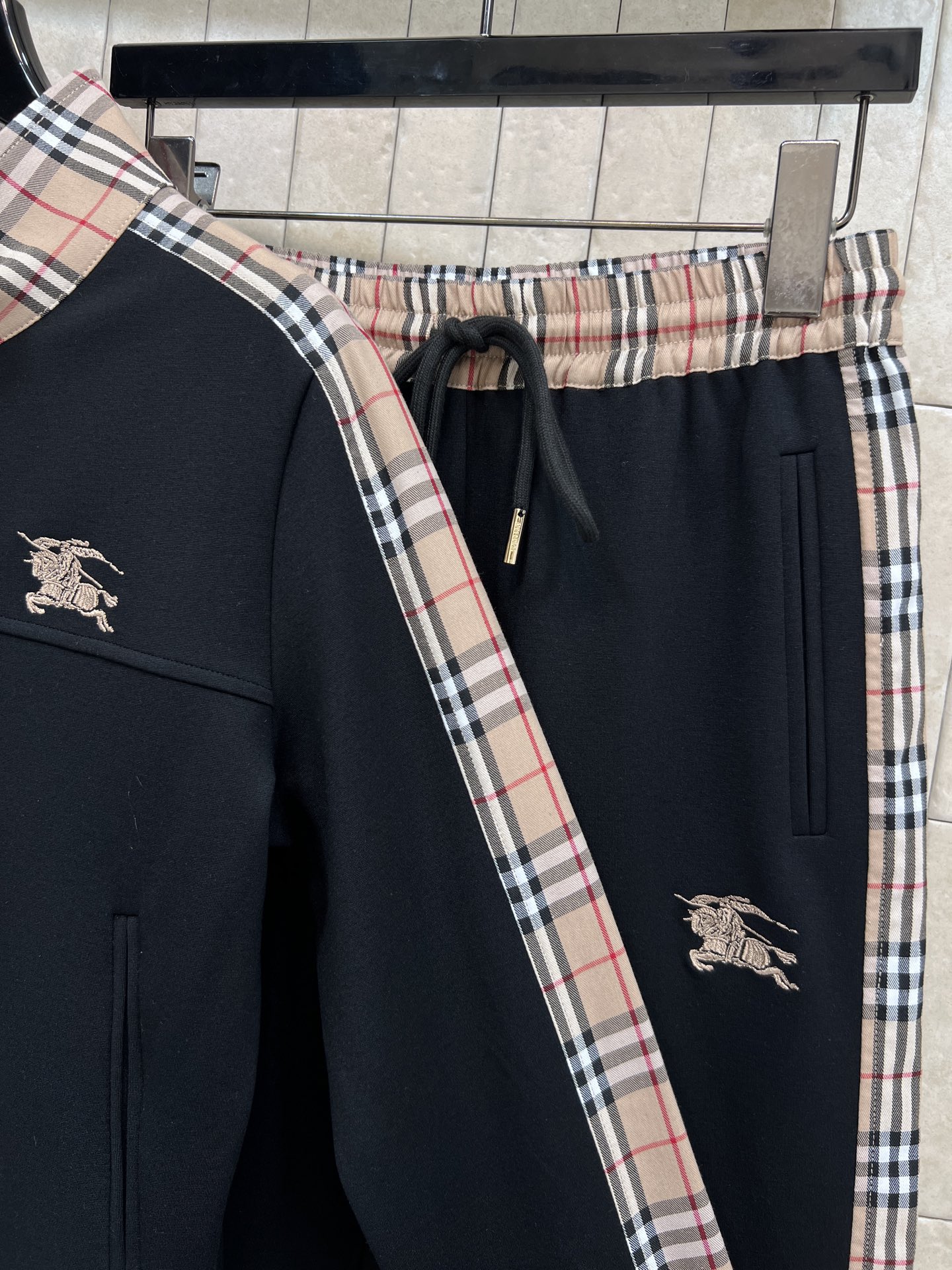 BUR家 26春夏新款 格纹拼接卫衣套装 立领拉链外套 +束脚裤 经典英伦风设计 深色主调+格纹拼接 辨