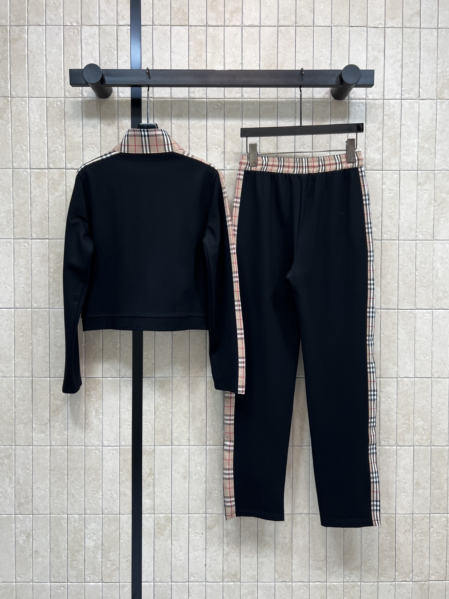 BUR家 26春夏新款 格纹拼接卫衣套装 立领拉链外套 +束脚裤 经典英伦风设计 深色主调+格纹拼接 辨