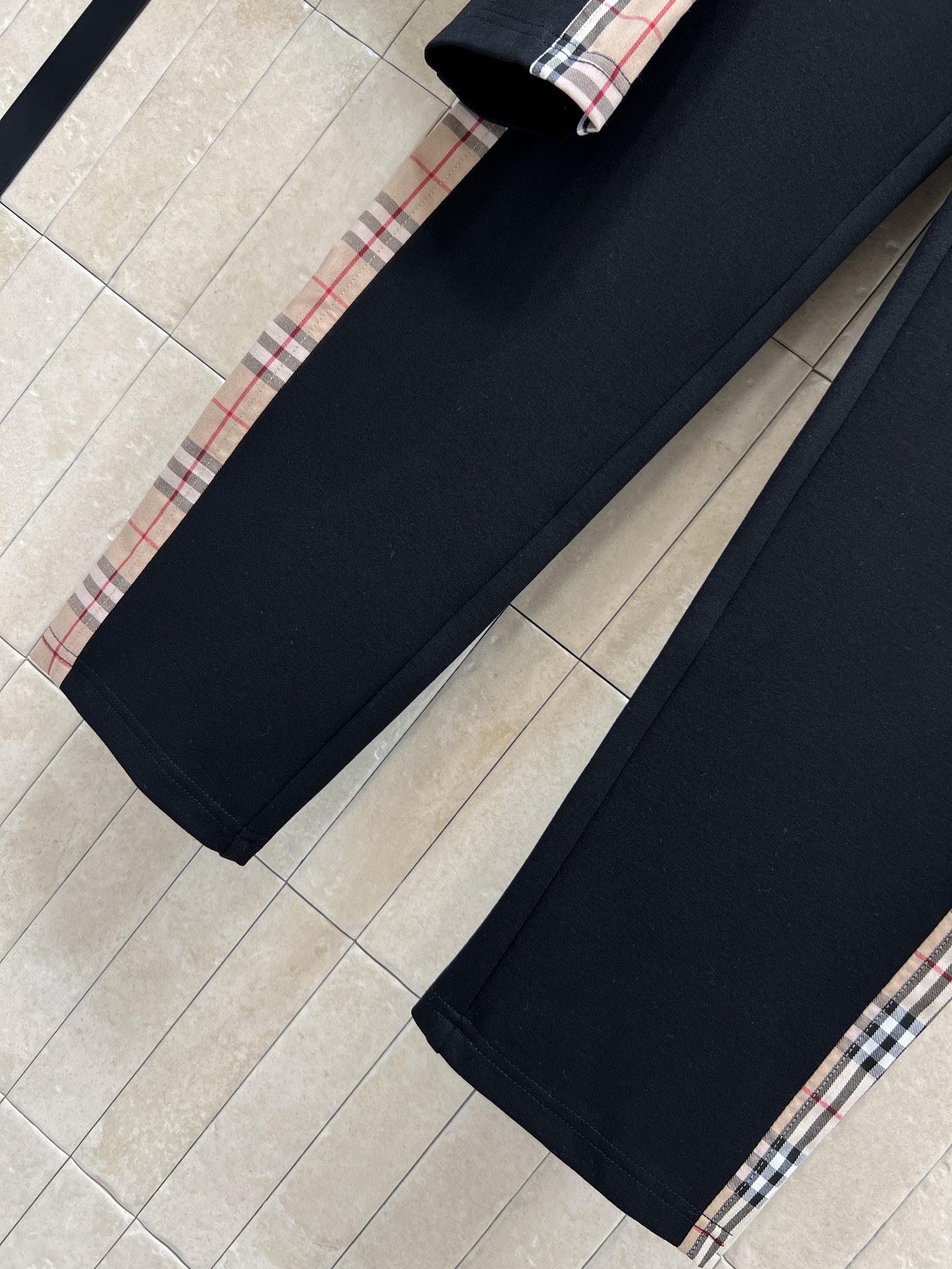 BUR家 26春夏新款 格纹拼接卫衣套装 立领拉链外套 +束脚裤 经典英伦风设计 深色主调+格纹拼接 辨