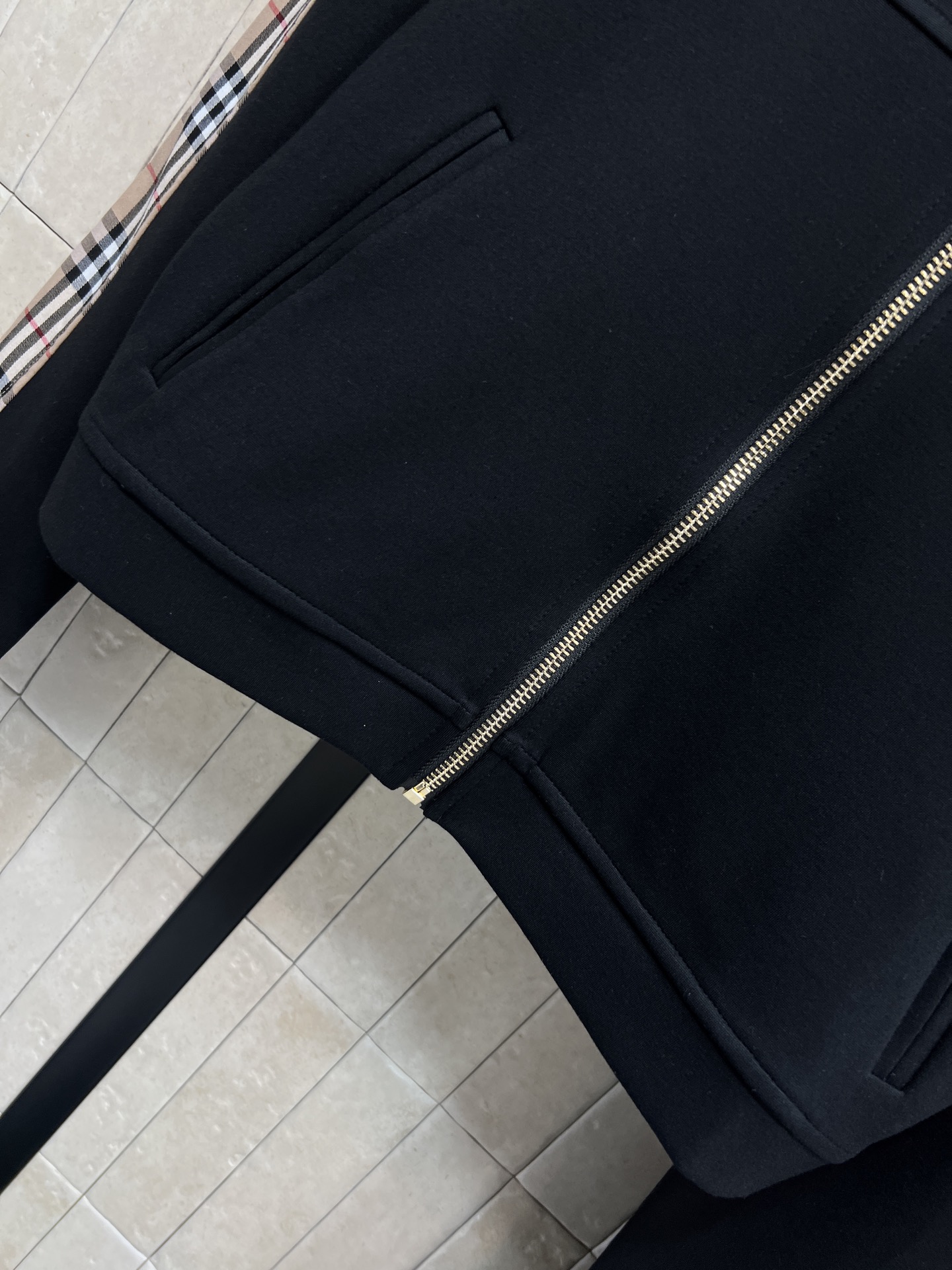 BUR家 26春夏新款 格纹拼接卫衣套装 立领拉链外套 +束脚裤 经典英伦风设计 深色主调+格纹拼接 辨