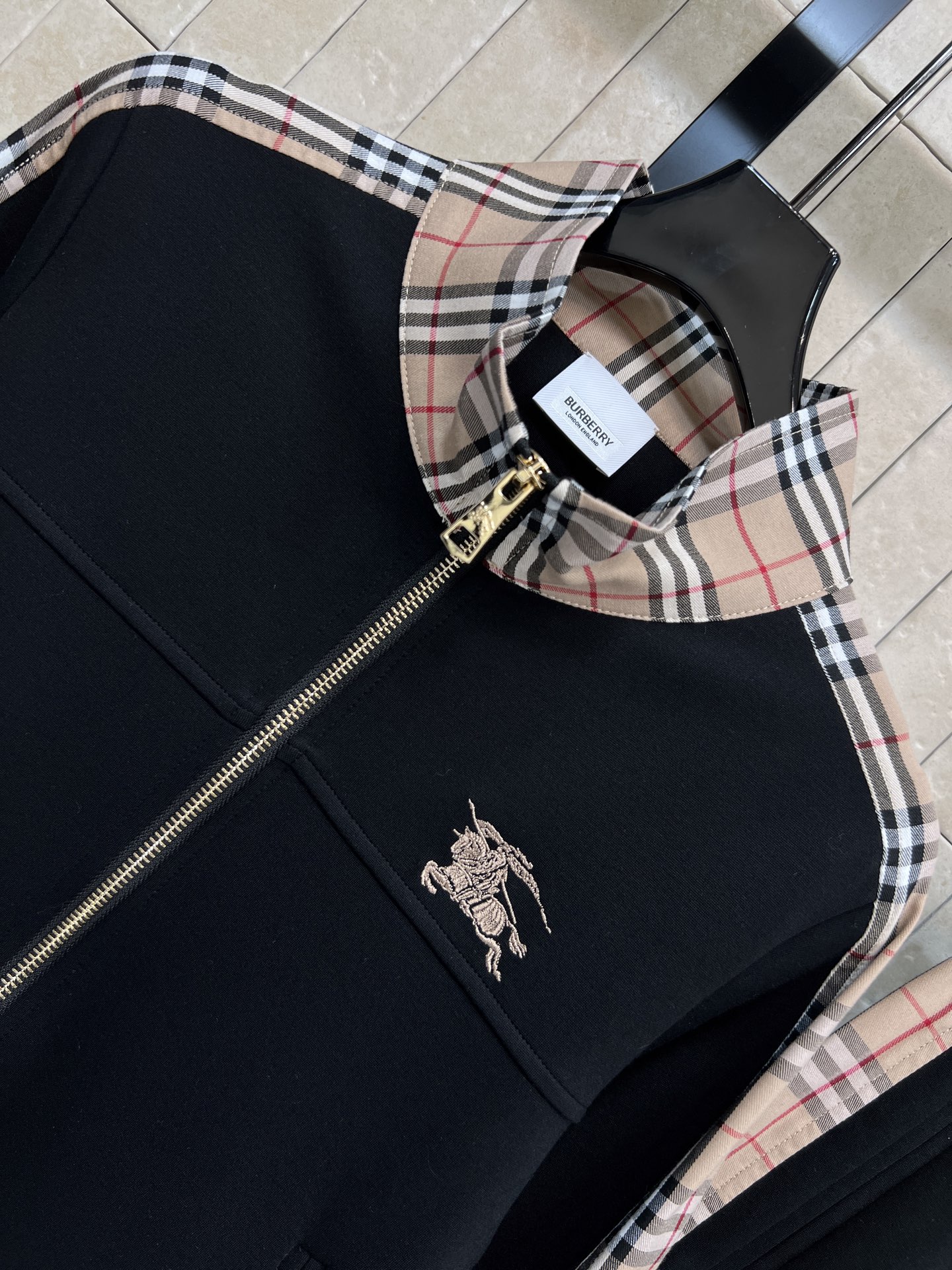 BUR家 26春夏新款 格纹拼接卫衣套装 立领拉链外套 +束脚裤 经典英伦风设计 深色主调+格纹拼接 辨