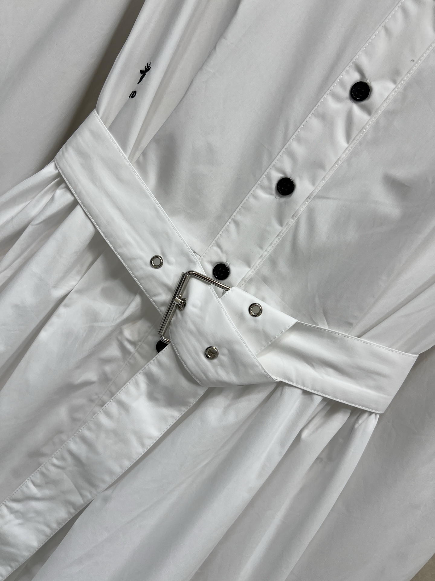 D家 26春夏新款 白色衬衫连衣裙 经典衬衫式设计，长款剪裁+同色腰带 轻松调节腰线 优雅又实用 纯棉材