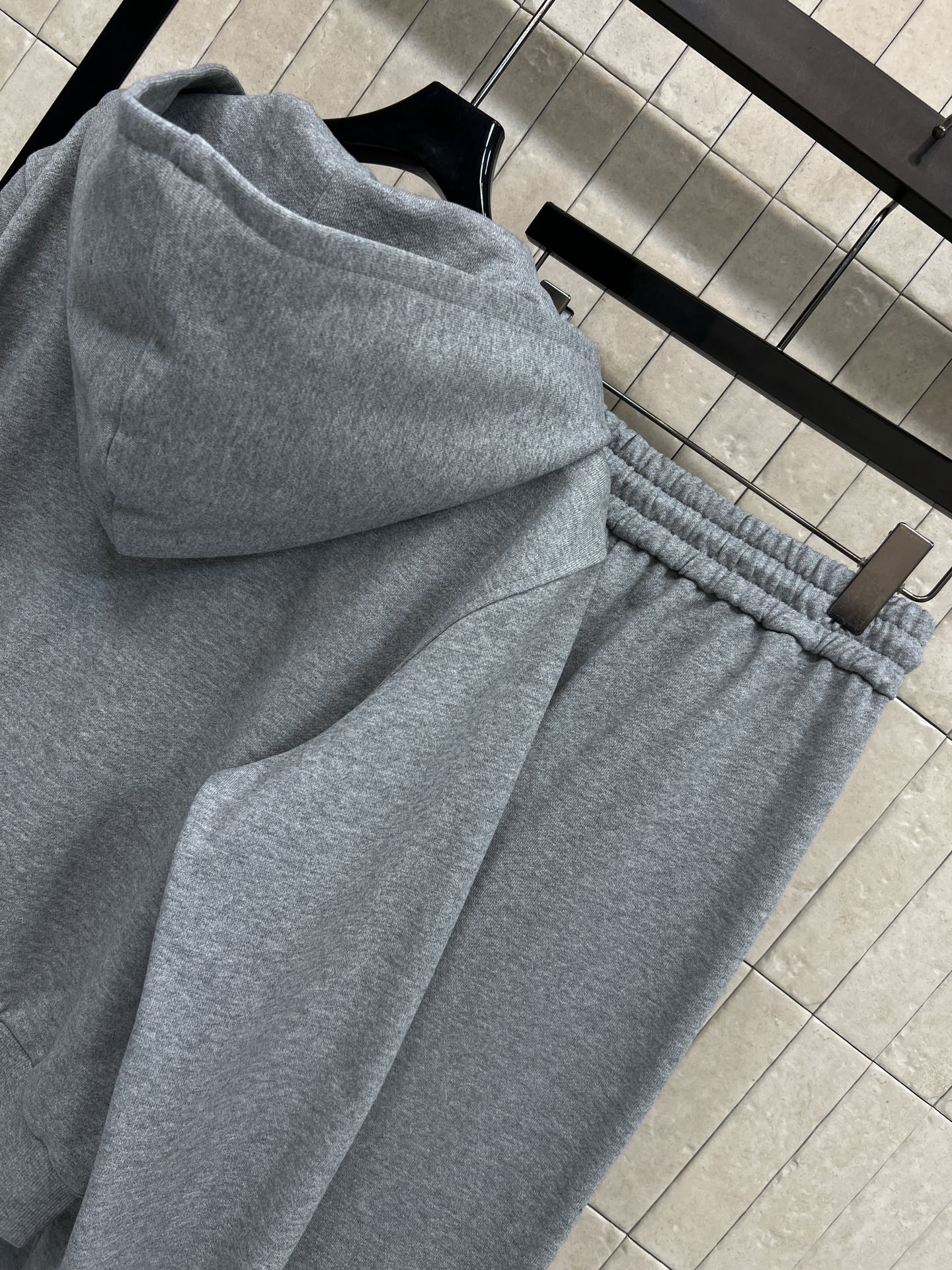 LE家 26春夏新款 运动休闲套装 连帽拉链外套+高腰休闲裤 一套上身显瘦又休闲运动 定制字母刺绣贴章点