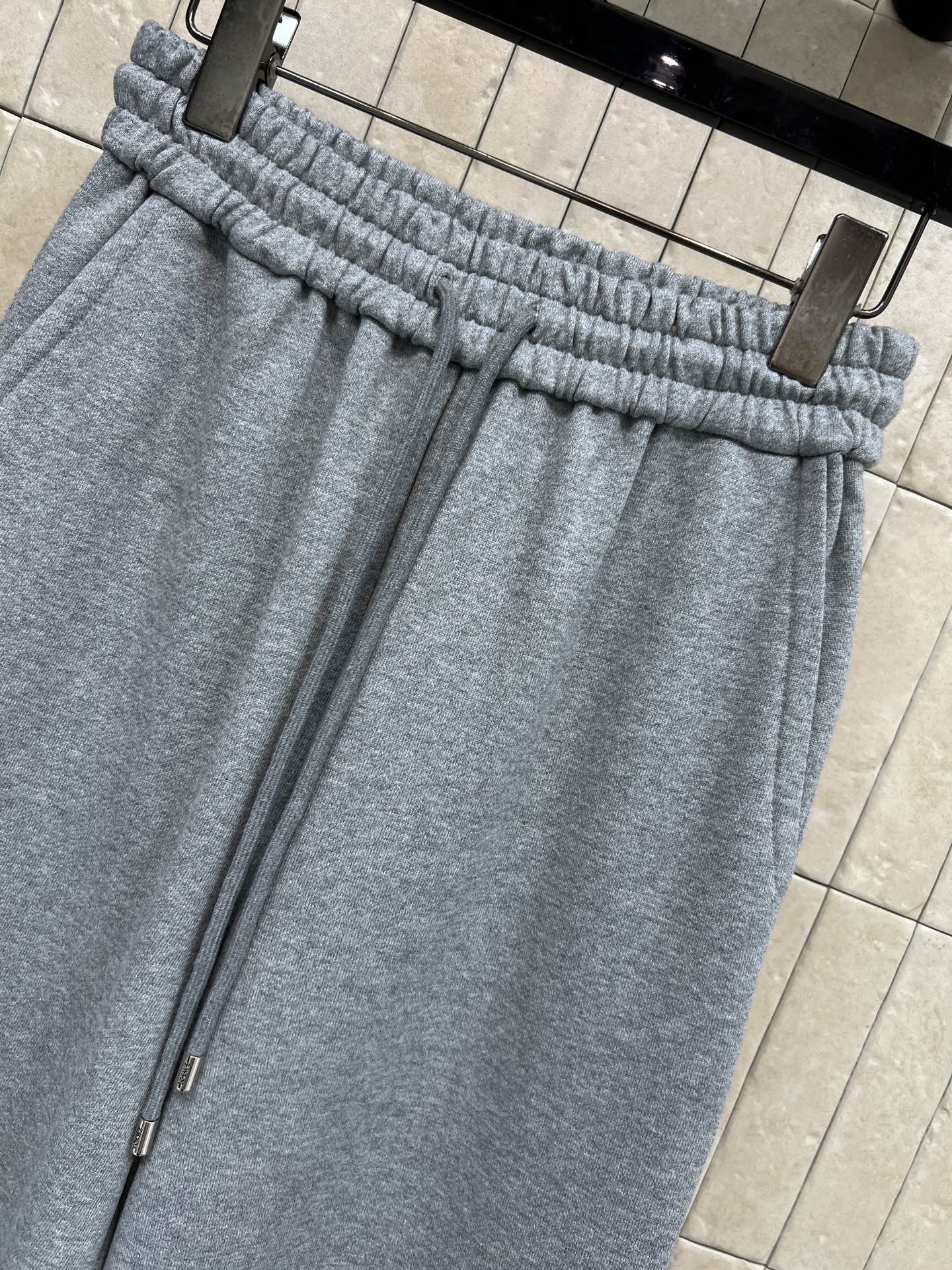 LE家 26春夏新款 运动休闲套装 连帽拉链外套+高腰休闲裤 一套上身显瘦又休闲运动 定制字母刺绣贴章点