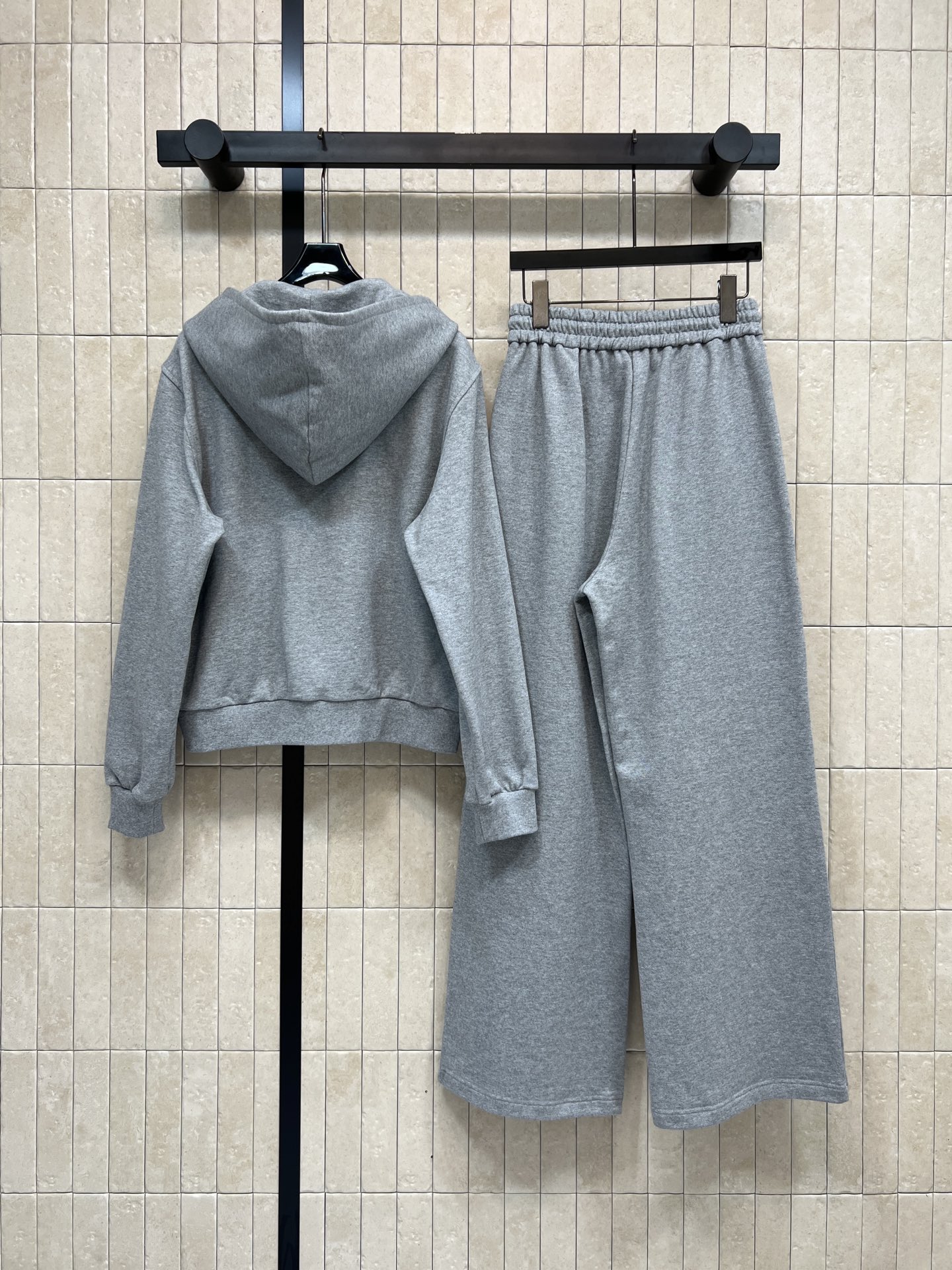 LE家 26春夏新款 运动休闲套装 连帽拉链外套+高腰休闲裤 一套上身显瘦又休闲运动 定制字母刺绣贴章点