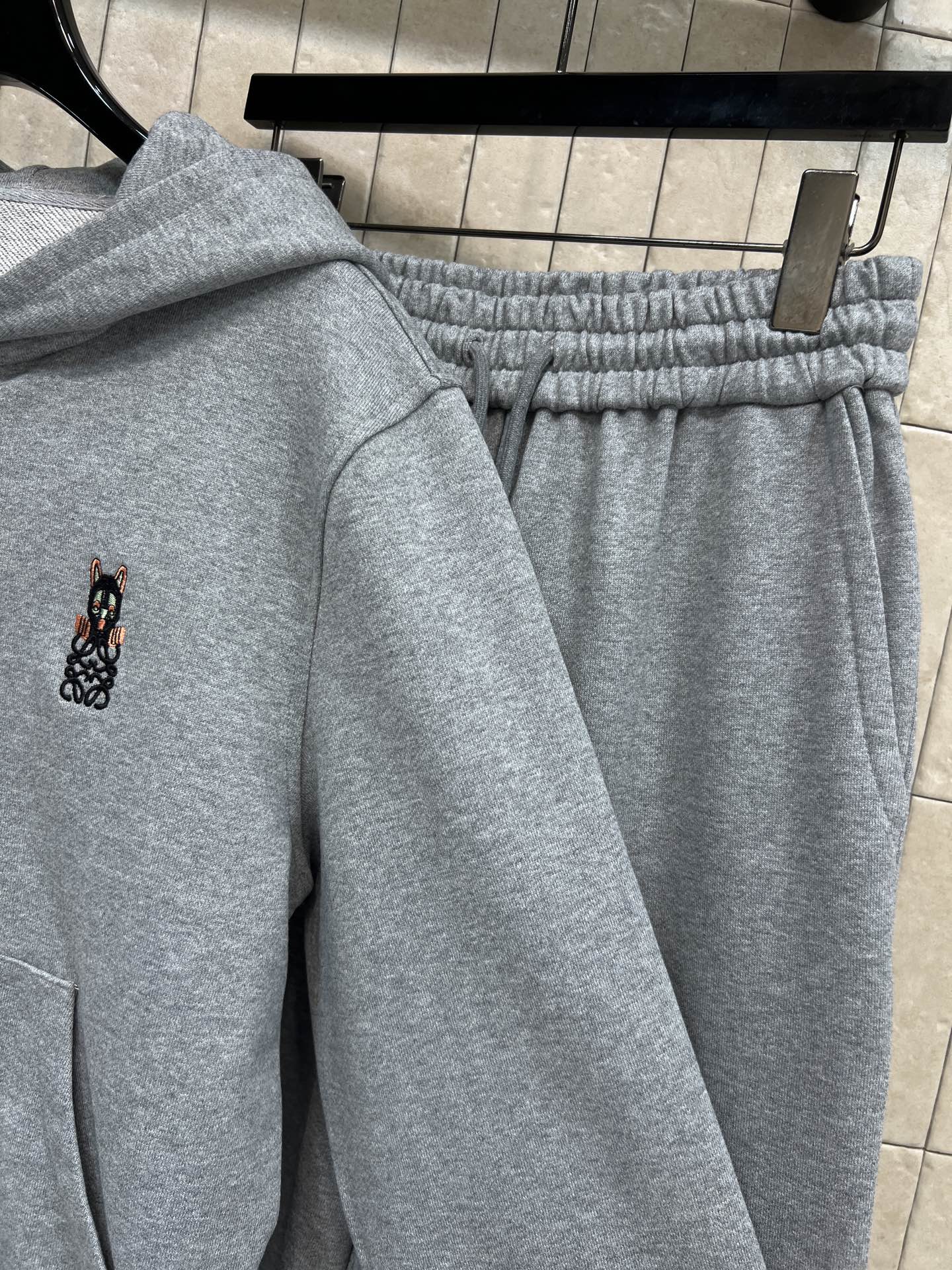 LE家 26春夏新款 运动休闲套装 连帽拉链外套+高腰休闲裤 一套上身显瘦又休闲运动 定制字母刺绣贴章点