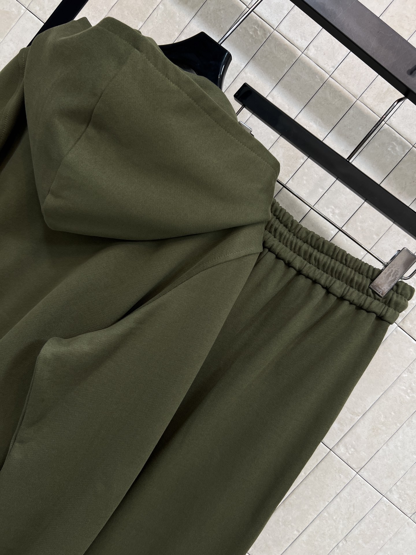 LE家 26春夏新款 运动休闲套装 连帽拉链外套+高腰休闲裤 一套上身显瘦又休闲运动 定制字母刺绣贴章点